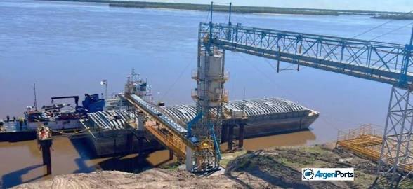 betovaldez's tweet photo. Segunda derrota consecutiva de Sturzenegger, el lobby de Dreyfus y los puertos privados 

Fuentes del sector marítimo confirmaron que el gigante agroexportador Louis Dreyfus Company (LDC) y la Cámara de Puertos Privados Comerciales sufrieron su segunda derrota política y operativa en menos de un año tras el naufragio de la reforma portuaria oficial. 

Referentes de la actividad recordaron que el primer revés se remonta al decreto del año pasado, una normativa que permitió a Dreyfus utilizar barcazas paraguayas entre el 1 y 15 de agosto de 2025. Desde el ámbito naviero señalaron que aquella medida se convirtió en el primer caso práctico de desregulación fluvial al inaugurar la terminal de Santa Elena el 5 de agosto. 

Sin embargo, según explicaron los propios voceros sindicales, la ventaja logística duró poco; la polémica maniobra provocó inmediatas acciones gremiales y una cautelar judicial que suspendió el DNU 340/2025, frenando la flexibilización del cabotaje por considerar que vulneraba la marina mercante nacional. 

Posteriormente, analistas del sector siguieron de cerca cómo ese primer DNU fue rechazado definitivamente en el Congreso de la Nación, bloqueando el avance normativo pese al intenso lobby corporativo y político coordinado por Luis Zubizarreta, desde su rol dual como director de Dreyfus y presidente de la Cámara de Puertos Privados, junto al ministro Federico Sturzenegger. 

Pocos meses después de ese fracaso legislativo, la presión de estos sectores se trasladó al servicio de practicaje, pero armadores y operadores portuarios ratificaron que el DNU de este año acaba de ser suspendido por un nuevo decreto del Poder Ejecutivo Nacional. Informantes del área logística precisaron que el PEN se vio obligado a firmar la marcha atrás inmediata ante una parálisis gremial total que inmovilizó a más de un centenar de buques agroexportadores en el Gran Rosario, amenazando el ingreso genuino de divisas. 

Para los principales actores del negocio fluvial, este doble revés consecutivo expone los límites de la desregulación por decreto frente al peso de los gremios navieros y desactiva, por el momento, la fuerte presión corporativa de Zubizarreta y Sturzenegger para alterar las reglas estructurales de la navegación en los ríos argentinos.