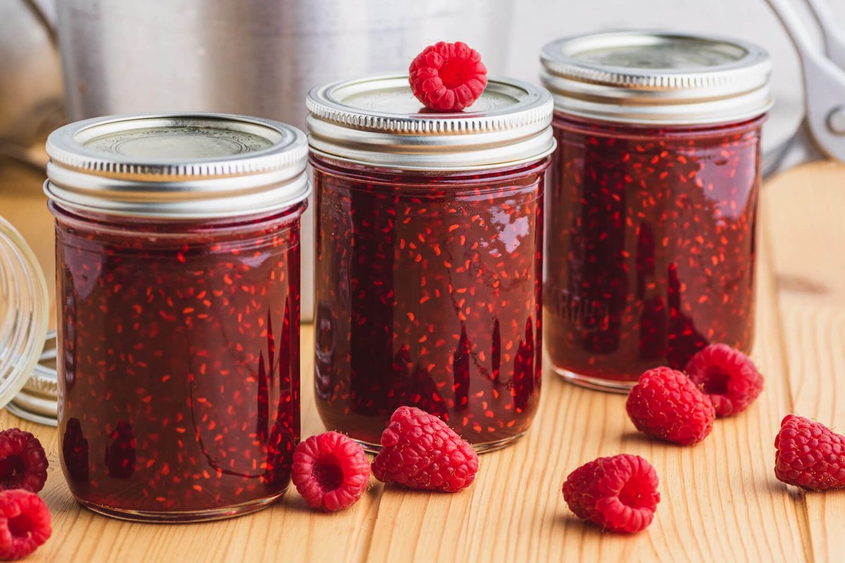 DishntheKitchen's tweet photo. Use this easy to follow small batch Raspberry Jam recipe to transform your summer raspberry harvest into jars of stunning ruby red jam. https://t.co/euN5TTpcbe https://t.co/sjcHWqrUc1