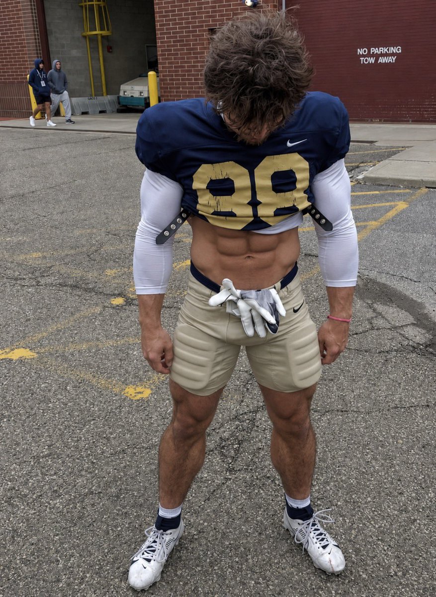str8boyworship's tweet photo. Straight boys are superior AF 🏈 https://t.co/nGHmfkgGxh