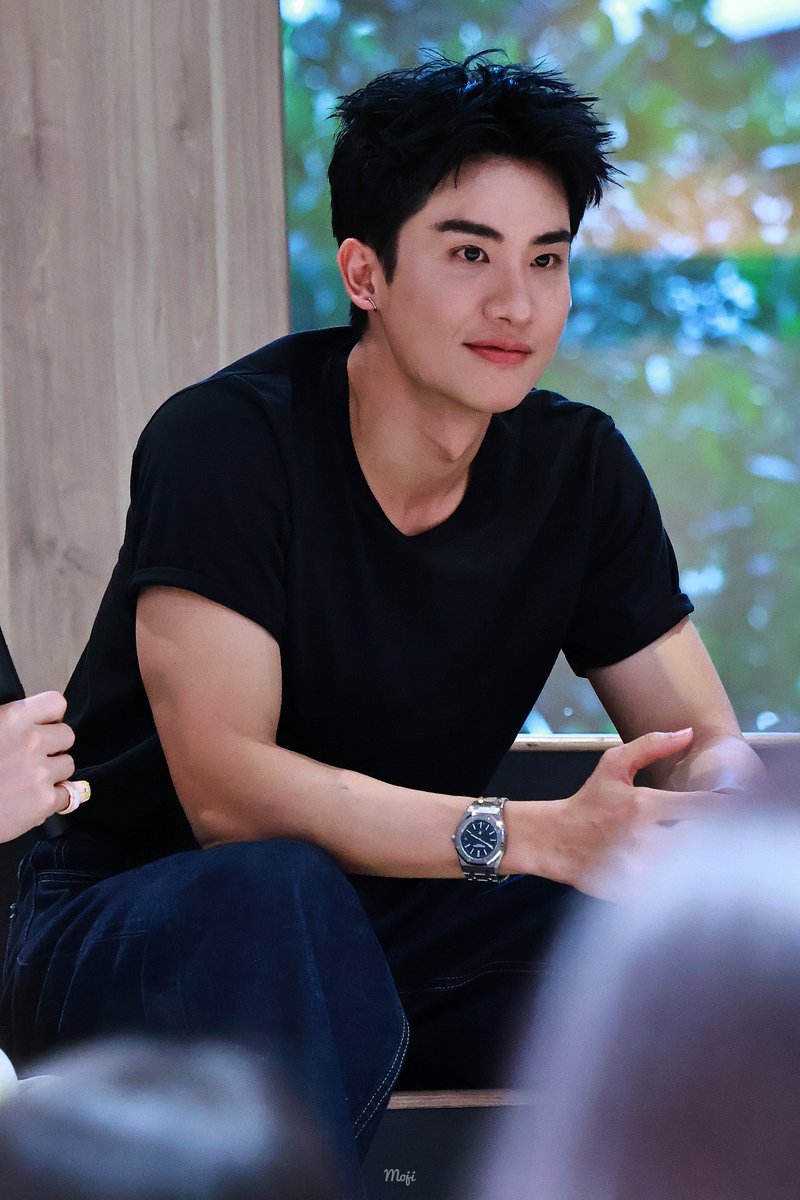 momiji_mig's tweet photo. เหมือนมีคนชอบรูปเซตนี้😌 หนูก็ชอบค่ะ หล่อ!!!!! หล่อมาก!!!!!  คุณสารวัตรขาาา~

#Tawan_V https://t.co/HgJeXsxzOy