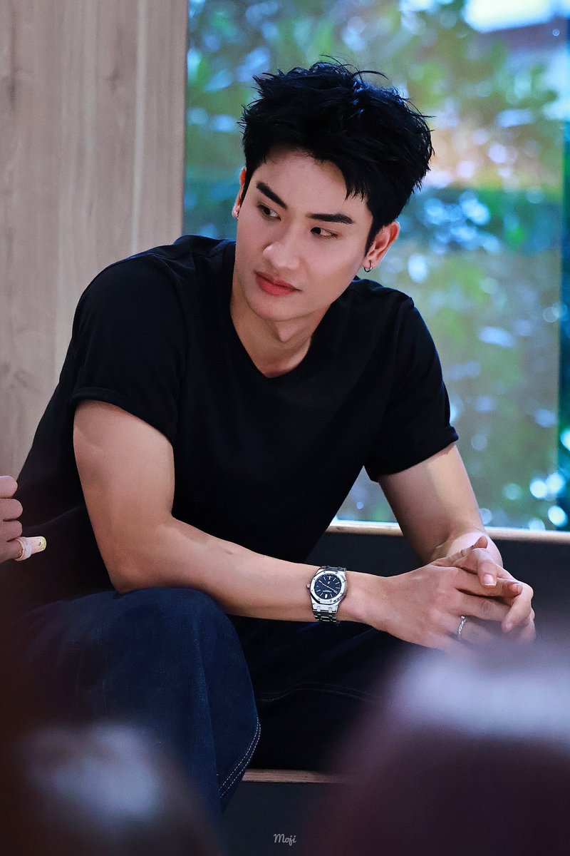 momiji_mig's tweet photo. เหมือนมีคนชอบรูปเซตนี้😌 หนูก็ชอบค่ะ หล่อ!!!!! หล่อมาก!!!!!  คุณสารวัตรขาาา~

#Tawan_V https://t.co/HgJeXsxzOy