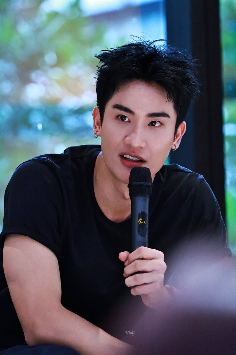 momiji_mig's tweet photo. เหมือนมีคนชอบรูปเซตนี้😌 หนูก็ชอบค่ะ หล่อ!!!!! หล่อมาก!!!!!  คุณสารวัตรขาาา~

#Tawan_V https://t.co/HgJeXsxzOy