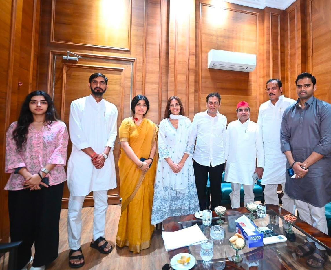 socialistaditya's tweet photo. रिया अहीर जैसी बेटियाँ उम्मीद की नई मिसाल हैं। जब युवा अपने अधिकारों और सपनों के लिए बेखौफ खड़े होते हैं, तो लोकतंत्र मजबूत होता है। सवाल यह है कि युवाओं की आवाज़ दबाने, उन्हें डराने और अपमानित करने वालों पर कार्रवाई कब होगी? युवाओं के हक और सम्मान पर चुप्पी क्यों? https://t.co/qT5gJKYvaH