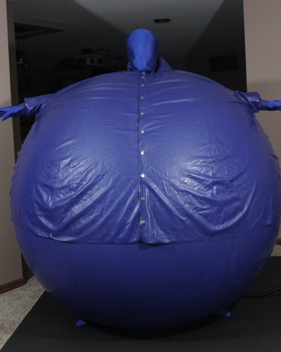 ZarosTheFurry's tweet photo. This weekend, I’m gonna inflate a blueberry suit as big as possible, and see when the suit will pop. 

I might plan to give away the suit, given the winner agrees to pay for shipping. 

Stay tuned for this little experiment… >:3 https://t.co/mbDzeh2ixJ