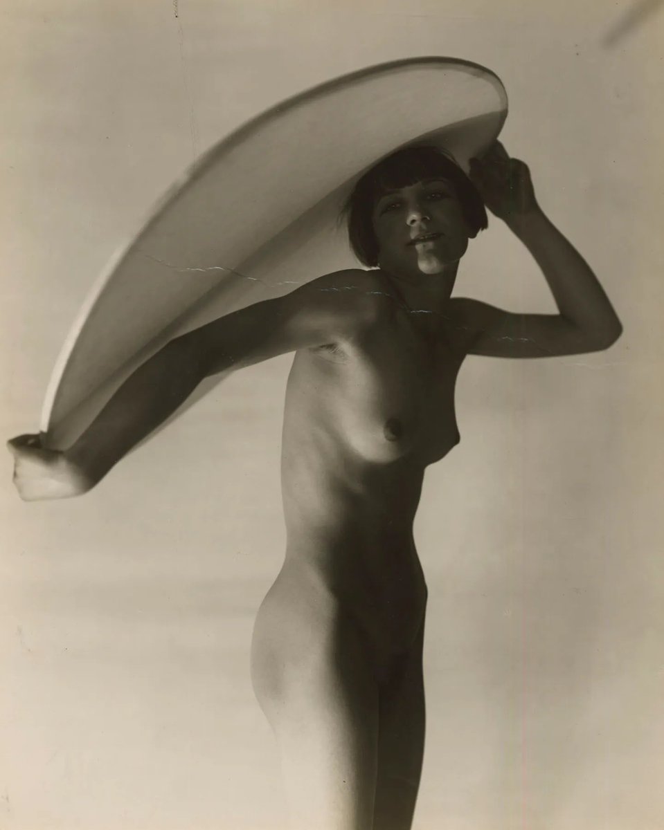 Revizorsb's tweet photo. « Nu avec un disque au-dessus de la tête »,
  František Drtikol, 1927. https://t.co/2tjmdT2eNa