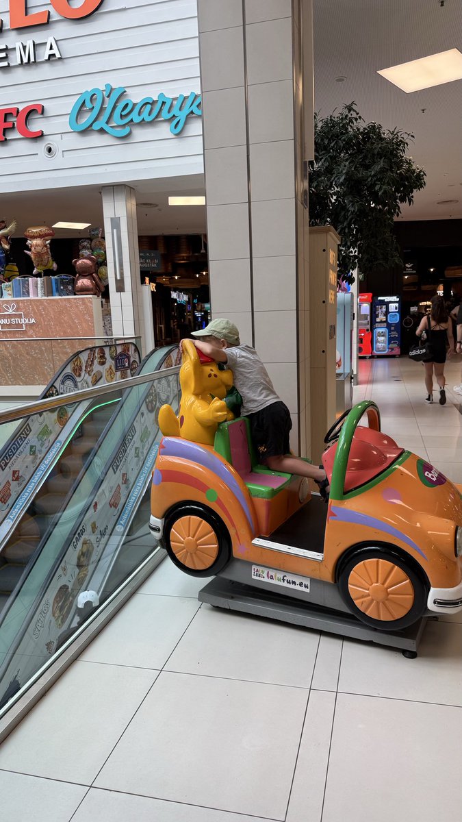 osina_laura's tweet photo. Mani vienīgo satrauc šīs rotaļu automašīnas atrašanās vieta tieši pie stikla margas. Jau kuro reizi esmu stresā. Bērniem vairāk interese kas aiz stikla nevis auto. @riga_plaza https://t.co/fZ2bS2Ftyr