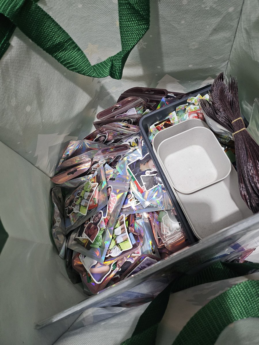 wheeindow's tweet photo. Last minute freebie packing with @PHDoctorMoo 

Pakiubos to pls 🫶🏻.
Pahingi din kami freebie pls https://t.co/Lu69iQxSOA