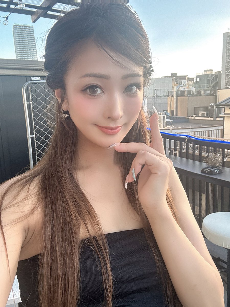 Fujiko1023's tweet photo. 今日のFujiko、久しぶり前髪を横にしてみた😖
今日は父の昔の社員さんだった方々が来られて嬉しかった🥹💕
みんながまた集まれる場所を作れて嬉しい☺️ https://t.co/MNKrB93vUP
