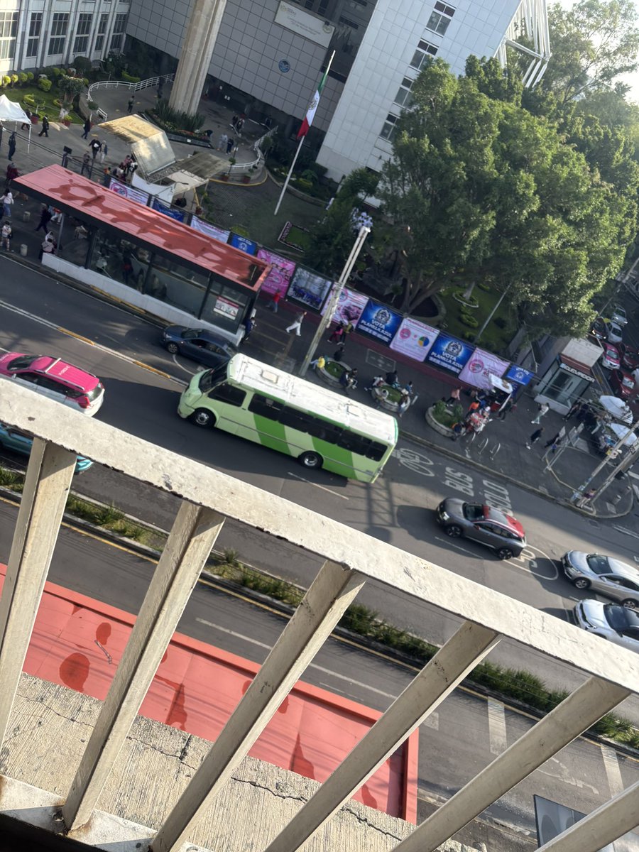unsc04's tweet photo. @C5_CDMX cada día peor hasta ubers hacen base !!! Todos los días es lo mismo ya que no hacen sus rondas!! #TransitoGCDMX esquina Félix cuevas y av Coyoacán ya basta https://t.co/QYD4JWC0ds