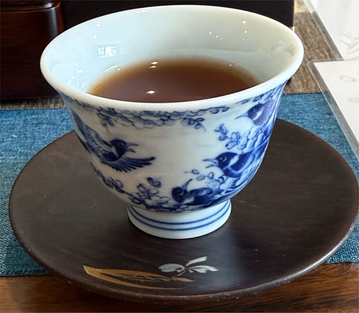 pompyminty's tweet photo. 先日、中華街の外れにある中国茶のお店に行ったんだけどそこは1階なので階段不用でよかった。1杯でいつまでもいられる。日本語通じないので異国気分になれる。 https://t.co/yBIRvg4vIi