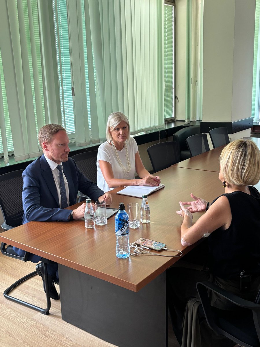 ravnopravnostRS's tweet photo. Sa Bojanom Marković, predsednicom Udruženja za borbu protiv dijabetesa grada Beograda @PlaviKrug , poverenik @AntonMilan i njegova pomoćnica Mirjana Kecman danas su razgovarali o mogućnostima unapređenja saradnje, uz isticanje važnosti zajedničkog delovanja institucija i organizacija civilnog društva u pronalaženju odgovora za konkretne probleme osoba koje žive sa dijabetesom.

Tokom sastanka, posebno je bilo reči o pacijentima sa najdužim stažom bolesti kod kojih je rizik od komplikacija veći, pri čemu im trenutno nisu dostupna sva savremena pomagala koja dokazano pomažu u praćenju i lečenju ove bolesti. Takođe, razgovarali su o potencijalnim inicijativama koje bi dodatno doprinele zaštiti prava i ravnopravnosti u ostvarivanju zdravstvene zaštite osoba koje žive sa ovom bolešću a kojih je sve više.

Oni su se saglasili da je ravnopravniji pristup savremenom lečenju dijabetesa, predstavlja ujedno i ulaganje u prevenciju komplikacija, očuvanje kvaliteta života i dostojanstva osoba koje žive sa dijabetesom.
