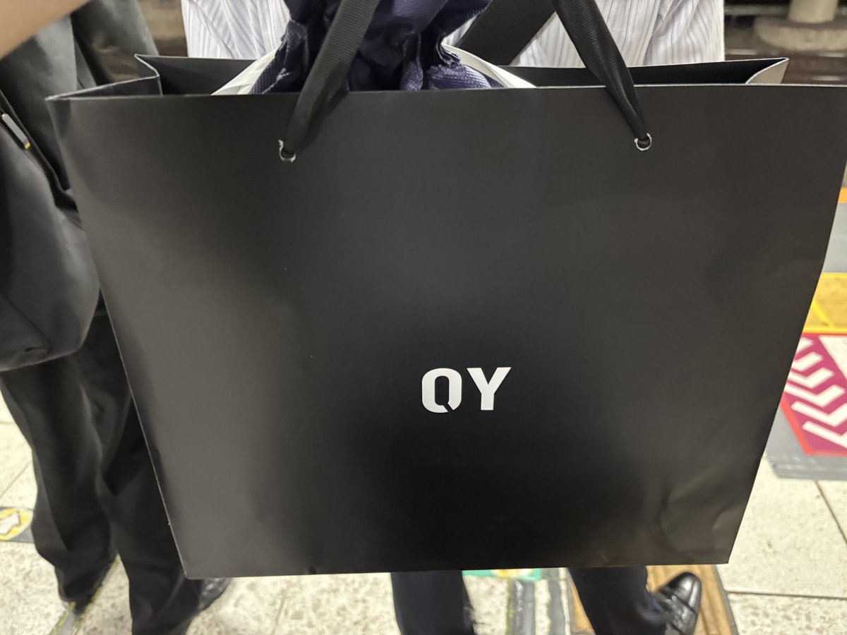 wctaqc's tweet photo. 誕生日に彼女からお揃いの服貰えて嬉しいしめっちゃ可愛い服だったからボロボロになるまで着る https://t.co/8RAgez0BxD