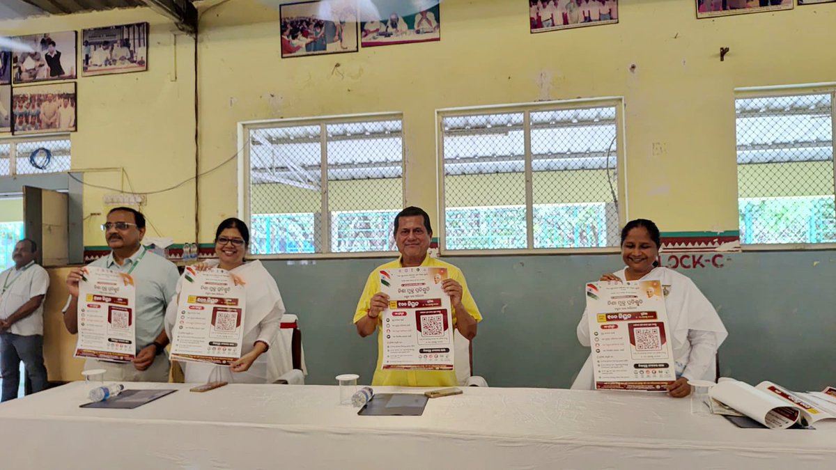 achyuta_samanta's tweet photo. My lovable KISSians joined the ‘10 Crore Drug-Free Pledge Mega Campaign’ organised by Prajapita Brahma Kumaris at KISS today.

I feel happy that my lovable children took a pledge to stay away from drugs and create awareness among their friends, families and communities. I told them that their life and future are very precious. They should remain healthy, disciplined and strong, and never allow any addiction to come in the way of their dreams.

The youth are the greatest strength of our country, and healthy and drug-free youth can build a strong and developed India.

We are grateful to Prajapita Brahma Kumaris for this important nationwide initiative. Let us all work together for a drug-free India.