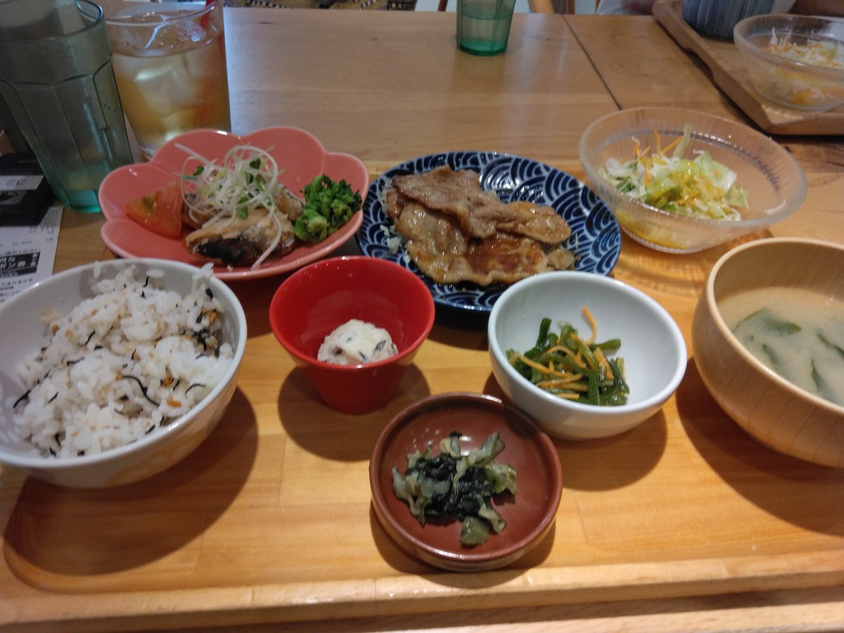 monki2649's tweet photo. おぼんでごはんのひじきご飯忘れなくて友達を巻き込み襲来しました！ https://t.co/0IfT1f4OA9