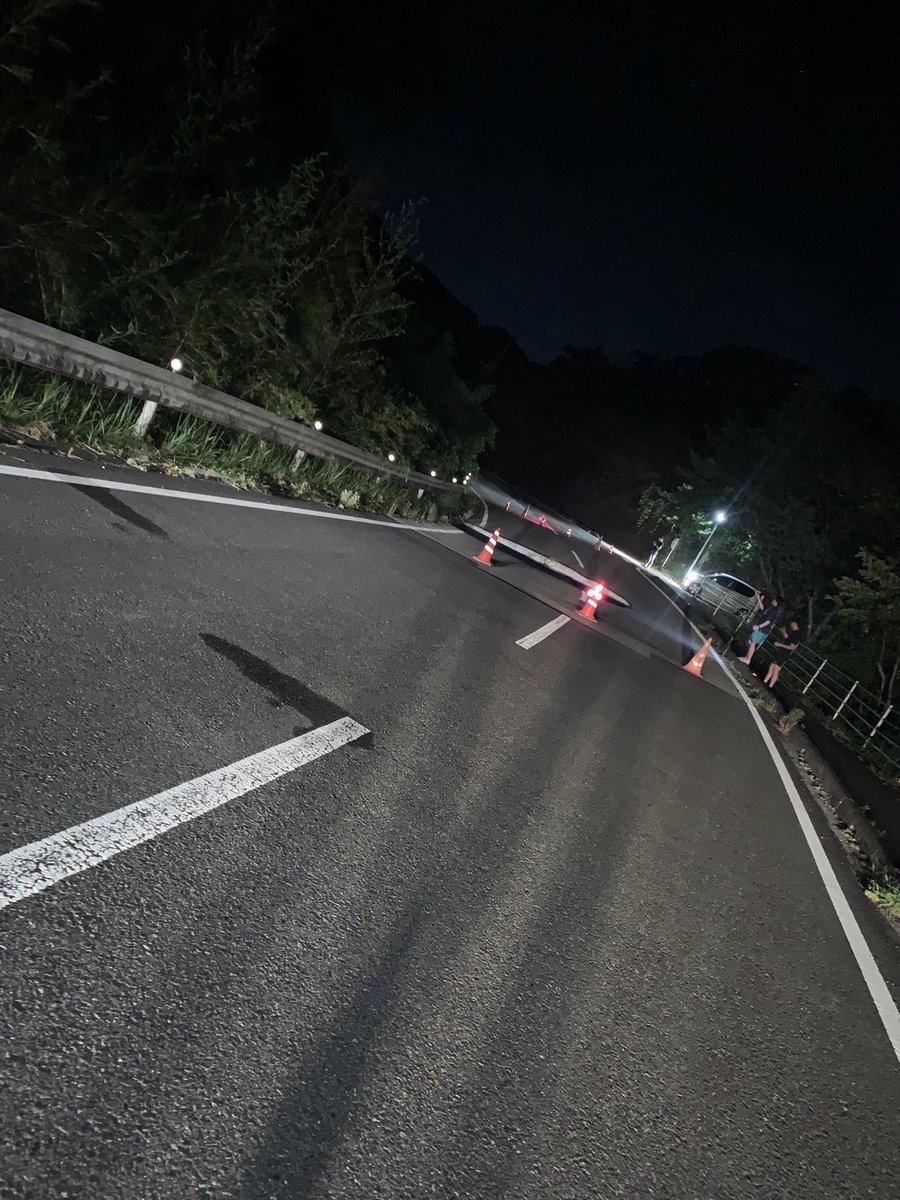 iomituki's tweet photo. 志駒もみじロードで、縦溝コーナー先の連続Ｓ字カーブ（旧環南小学校 マメノキドッグパーク）手前部分が道路陥没のため通行止です。ツーリングで来る方注意してください。 https://t.co/BiVc6uihsl