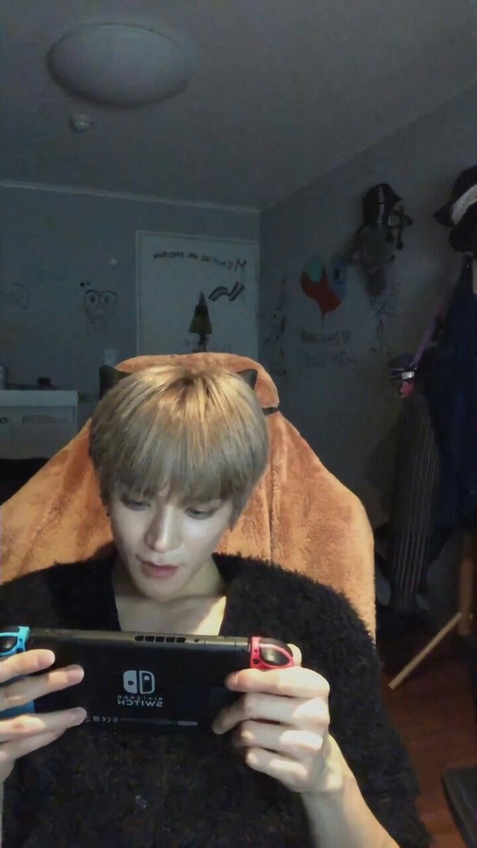 tywlvhd's tweet photo. 이태용 게임하면서
웃는거 개설레는거 아는 사람………
같이 게임하면 일부러 져줄것같은 느낌을 줌… https://t.co/0ImrFwpema