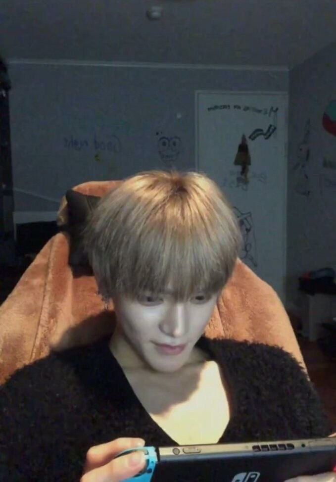 tywlvhd's tweet photo. 이태용 게임하면서
웃는거 개설레는거 아는 사람………
같이 게임하면 일부러 져줄것같은 느낌을 줌… https://t.co/0ImrFwpema