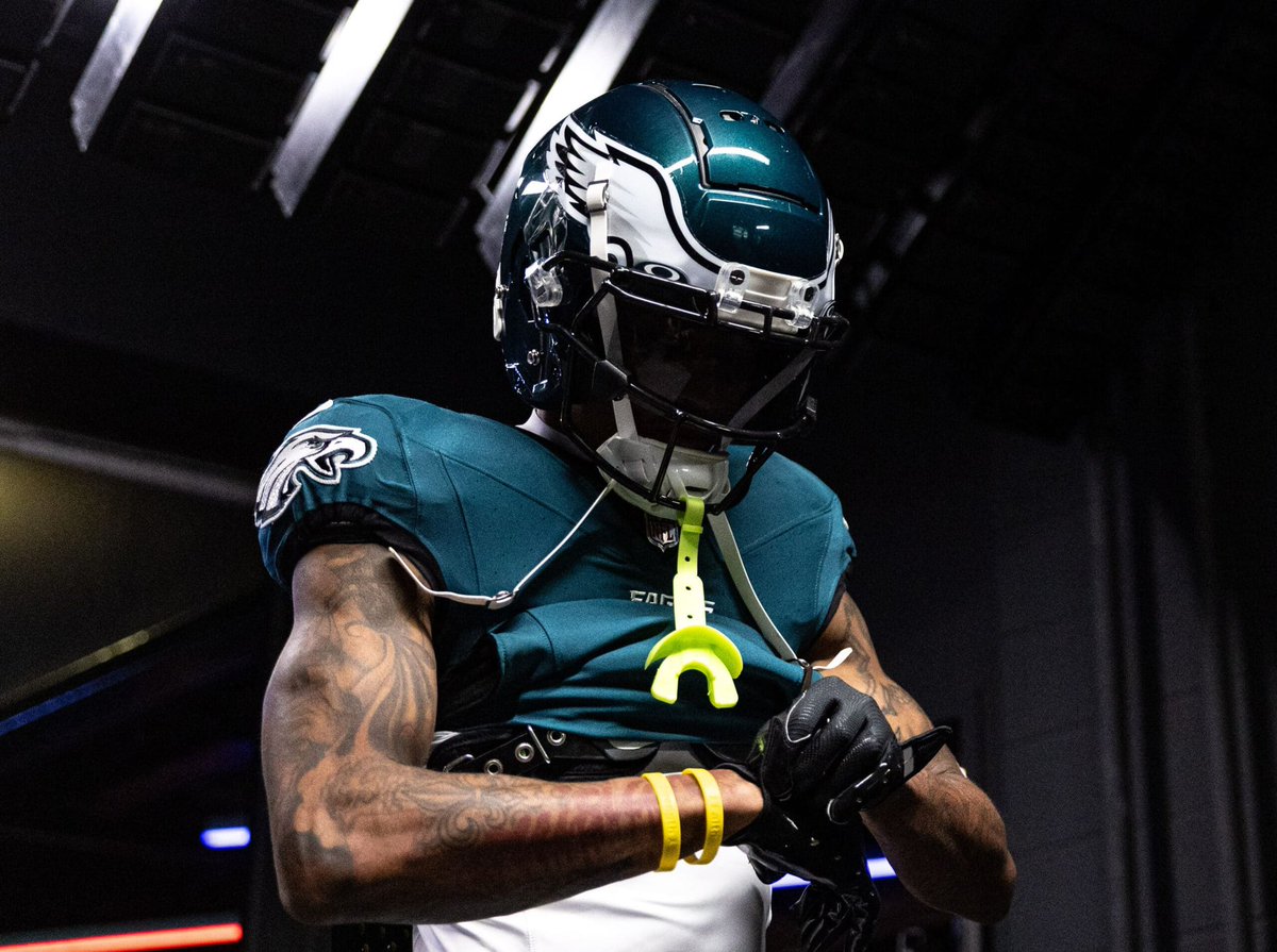 BrendenDeeg_'s tweet photo. Comparing A.J. Brown and DeVonta Smith since 2022 among all qualifying WRs in the NFL (via TruMedia)

Targets per route run:

Brown: 26.2% - 9th
Smith: 21.4% - 42nd

EPA per target:

Brown: 0.37 - 15th
Smith: 0.44 - 5th

A big year from DeVonta Smith is coming. https://t.co/Na8y9zGk9C