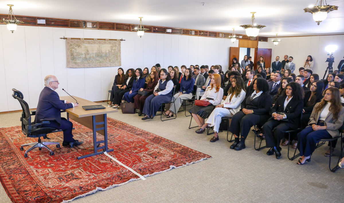 STF_oficial's tweet photo. 📖 Presidente do STF recebe estudantes da UERJ e destaca compromisso das novas gerações com a democracia. A visita integra o programa STF+Cidadania, que promove a aproximação do Tribunal com a sociedade por meio de ações educativas: https://t.co/5B7uDMh5r1

#PraTodosVerem: contém descrição da imagem