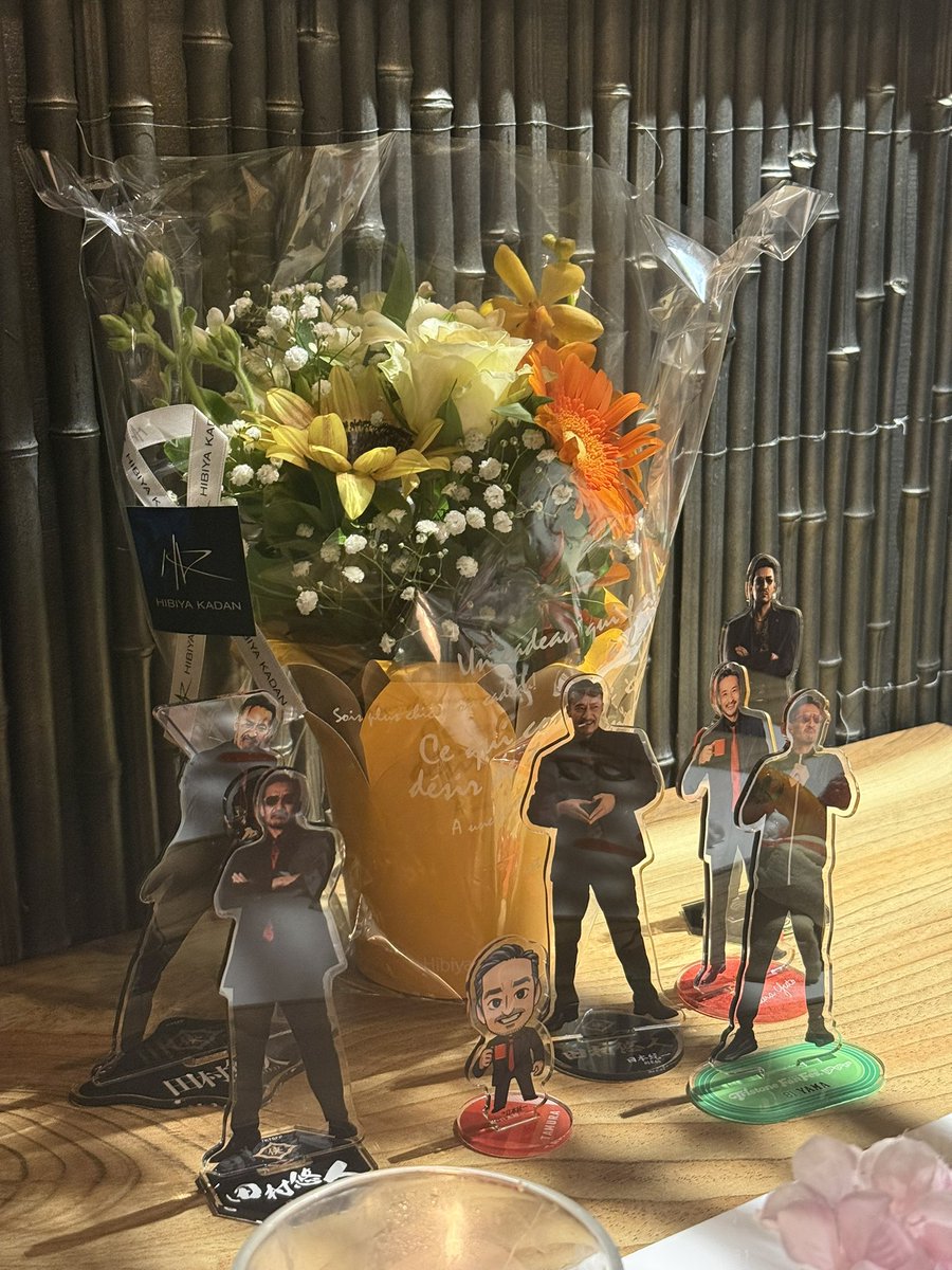 Mei_0811's tweet photo. 友人を誘って山口さんのお誕生日をお祝い。毎年付き合ってくれる優しい人たち。今年はなんと、サプライズでお花まで用意してくれました。キャ〜嬉しい！🤩

山口さんゾロ目おめでとうございます㊗️
今年もケガなく健康に、日々楽しくお過ごしくださいませ〜

#山口祥行
#HAPPYYOSHIYUKIDAY https://t.co/ewn6XPCZQo