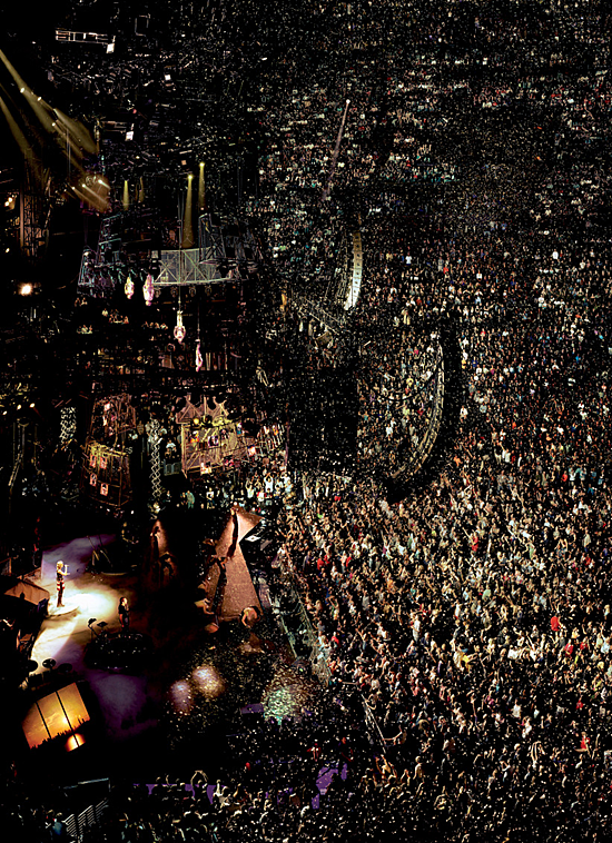 madonnaxdaily's tweet photo. Madonna performing in Los Angeles, September 13, 2001 https://t.co/f9J3zfvZET