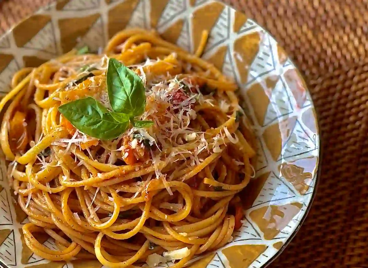 LLittleRage's tweet photo. Warm tomato pasta with fresh basil – the perfect quick cozy dinner after a long work day https://t.co/fg2PE9oOQw
