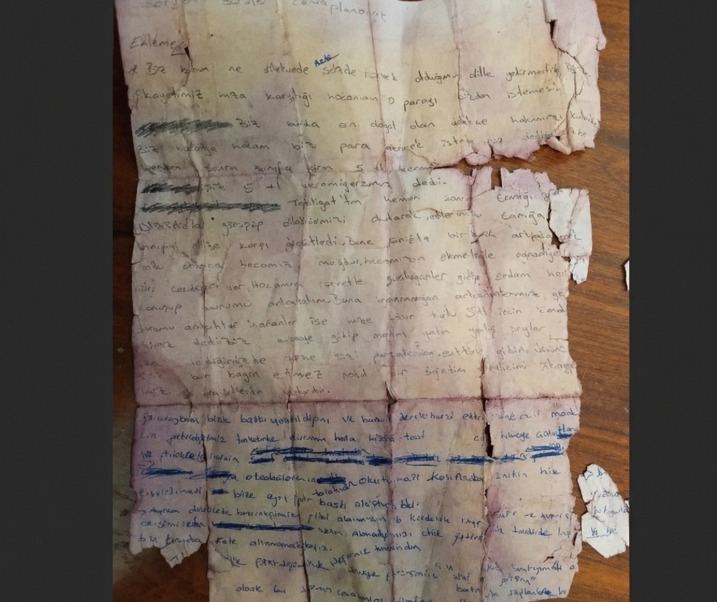 DemirFerit62's tweet photo. GÜLİSTAN DOKU'NUN ÇANTASI TUNCAY SONEL'İN ELİNDE MİYDİ?

Gülistan Doku 5 Ocak 2020 günü ortadan kaybedildi...
ilk arama 6 Ocak günü AFAD ekipleri tarafından botla su yüzeyinde gerçekleştirildi...

6 Ocak günü aşırı fırtına nedeniyle gece saatlerinde  baraj gölü yüzeyinde yapılan  çalışmada bir bulguya rastlanmadı...

6 Ocak günü Sarısaltuk viyadüğü dibinde su yüzeyinde bulunan bir çisime yaklaşıldı insan olmadığı ve suya düşen 3 metre uzunluğunda bir kütük olduğu anlaşıldı...

6 Ocak günü aşarı fırtına nedeniyle gece yarım bırakılan arama  çalışmaları 7 Ocak günü tekrar yapıldı...

7 Ocak günü AFAD ekiplerinin  Uzunçayır baraj gölü üzerinde yaptıkları arama çalışmalarında  bir gün önce Sarısaltuk viyadüğü dibinde  görülen büyük kütük fırtınanın etkisiyle  2 km akıntının  ters yönüne sürüklenerek Atatürk mahallesindeki  öğretmen evi  önüne kadar geldiği tespit edildi...

8 Ocak günü Elazığ Emniyet müdürlüğüne bağlı polis su altı arama kurtarma timleri gelerek su altı dalışı başlattı...

Vali Tuncay Sonel Tunceli'ye gelen Gülistan Doku ailesi üyelerine kızınız Uzunçayır baraj gölüne atladı, cansız bedenini kesinlikle bulup size teslim edeceğim sözünü verdi...

8 Ocak günü dalgıçlar sabah sahtelerinden öğlen saatlerine kadar  Sarısaltuk viyadüğüne dalış yaptı ancak bir ize rastlamadı..,

8 Ocak günü öğlen saatlerinde  Sarısaltuk viyadüğü dibinde tekrar dalış gerçekleştirdi...

Suyun 16 metre kadar dibine inen 2 dalgıçtan biri su yüzeyine çıktığında avcunda kağıt parçaları hiç bozulmadan bulundu ve anında emniyet yetkililerine teslim edildi...

Kağıtlar anında savcılığa teslim edildi ve Tuncay Sonel aileye kızınıza ait reçete ders notları suyun dibinde bulundu dedi...

Reçete ve okul notları kriminal daireye gönderildi reçetenin gerçek olduğu ve Gülistan Doku'ya ait olduğu yazıların da Gülistan Doku'nun olduğu tespit edildi...
13 Ocak günü aynı dalgıçlar tekrar Sarısaltuk viyadüğüne daldı bu kez suda küçük bir makas çıkardılar...

Gülistan Doku'nun makası olduğu arkadaşları tarafından teyit edildi ve makas savcılığa teslim edildi...
Sonraki dalışlarda hiç bir şey bulunmadı...

Sözde kağıt parçaları makas suyun 16 metre dibinde bunuldu ama Gülistan Doku bulunamadı...

ŞİMDİ SORALIM...

A4 kağıdının yarısından küçük olan kağıt reçete suyun dibine nasıl daldı?

Kağıt reçete suyun dibinde çıktıysa Gülistan neden çıkmadı?

Reçete ve notlar suyun dibinde 48 saatten fazla kalmalarına rağmen tükenmez kalem ile yazılan yazılar neden silinmedi?

Kağıt suyun dibine dalmaz su yüzeyinde kalır ve belli süre sonra parçalara ayrılır. 

Kağıtlar su yüzeyinde olması gerekirken suyun dibinde nasıl çıkarıldı?

5-6-7 Ocak günleri hava aşırı rüzgarlı olmasına rağmen kağıtlar su yüzeyinde neden sürüklenmedi parçalanmadı ve kıyıya vurmadı?

Yapılan bilimsel çalışmalarda kağıt parçalarının suyun dibine dalma özelliğinin olmadığı kanıtlandı.
Peki bu reçete ve notlar suyun dibine nasıl gitti?

Herhangi bir çanta yada kapalı ağır kutu parçasının içinde olmayan kağıt notlar suyun 16 metre dibine nasıl çöktü?

6 Ocak günü dalgıçların dalış yaptığı bölgedeki  büyük boyutlu kütük rüzgarın etkisiyle ters akıntı ile 2 km uzak yere gitmesine rağmen o reçete ve notlar nasıl orada sabit kaldı?

SONUÇ NE ÇIKTI?

Erzurum cumhuriyet Başsavcılığının yürüttüğü Tuncay Sonel soruşturması kapsamında Gülistan doku cinayetinde delil karartan ve yok ettiği iddia edilen 19 kolluk görevlisi gözaltına alınıp sorgulandı.

Sorgulananlar arasında yer alan 2 polis dalgıç tuncay Sonel'in talimatı ile Gülistan Doku'ya ait notları ve reçete ile makası suyun dibine götürüp suyun dibinde bulunmuş süsü vererek Gülistan Doku'nun ailesini intihara inandırmak için notları ve reçeteyi  talimatla suyun dibine götürerek çıkardıkları iddiasıyla tutuklandı...

ORTAYA ÇIKAN GERÇEK NE?

Gülistan Doku 5 Ocak 2020 günü ortadan kaybedildikten sonra bir daha haber alınamadı ve sonradan  ortaya çıkan gerçekler ve deliller ışığında vali Tuncay Sonel'in oğlu Mustafa Türkay Sonel'in,  Gülistan Doku'yu katlettiği  gerçeği ortaya çıkmıştı.
Dalgıçların tutuklanması ile ortaya çıkan bir başka gerçekte Gülistan Doku'ya ait reçete, notlar ve makas nereden getirilerek dalgıçlara verildiği?

bu durumda Gülistan Doku'nun cansız bedenini Tuncay Sonel'in elinde olduğu ve  Doku'nun kişisel eşyalarının bulunduğu çantasında çıkarılıp alınan reçete, notlar ve makasın Tuncay Sonel'in ekibi tarafından dalgıçlara verildiği  artık önümüzde duran başka bir gerçek...