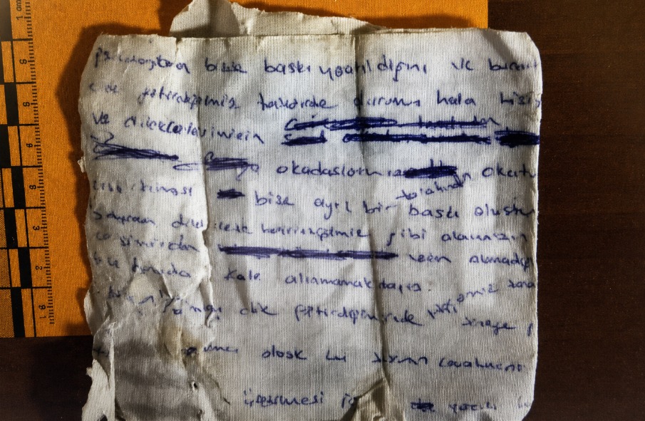 DemirFerit62's tweet photo. GÜLİSTAN DOKU'NUN ÇANTASI TUNCAY SONEL'İN ELİNDE MİYDİ?

Gülistan Doku 5 Ocak 2020 günü ortadan kaybedildi...
ilk arama 6 Ocak günü AFAD ekipleri tarafından botla su yüzeyinde gerçekleştirildi...

6 Ocak günü aşırı fırtına nedeniyle gece saatlerinde  baraj gölü yüzeyinde yapılan  çalışmada bir bulguya rastlanmadı...

6 Ocak günü Sarısaltuk viyadüğü dibinde su yüzeyinde bulunan bir çisime yaklaşıldı insan olmadığı ve suya düşen 3 metre uzunluğunda bir kütük olduğu anlaşıldı...

6 Ocak günü aşarı fırtına nedeniyle gece yarım bırakılan arama  çalışmaları 7 Ocak günü tekrar yapıldı...

7 Ocak günü AFAD ekiplerinin  Uzunçayır baraj gölü üzerinde yaptıkları arama çalışmalarında  bir gün önce Sarısaltuk viyadüğü dibinde  görülen büyük kütük fırtınanın etkisiyle  2 km akıntının  ters yönüne sürüklenerek Atatürk mahallesindeki  öğretmen evi  önüne kadar geldiği tespit edildi...

8 Ocak günü Elazığ Emniyet müdürlüğüne bağlı polis su altı arama kurtarma timleri gelerek su altı dalışı başlattı...

Vali Tuncay Sonel Tunceli'ye gelen Gülistan Doku ailesi üyelerine kızınız Uzunçayır baraj gölüne atladı, cansız bedenini kesinlikle bulup size teslim edeceğim sözünü verdi...

8 Ocak günü dalgıçlar sabah sahtelerinden öğlen saatlerine kadar  Sarısaltuk viyadüğüne dalış yaptı ancak bir ize rastlamadı..,

8 Ocak günü öğlen saatlerinde  Sarısaltuk viyadüğü dibinde tekrar dalış gerçekleştirdi...

Suyun 16 metre kadar dibine inen 2 dalgıçtan biri su yüzeyine çıktığında avcunda kağıt parçaları hiç bozulmadan bulundu ve anında emniyet yetkililerine teslim edildi...

Kağıtlar anında savcılığa teslim edildi ve Tuncay Sonel aileye kızınıza ait reçete ders notları suyun dibinde bulundu dedi...

Reçete ve okul notları kriminal daireye gönderildi reçetenin gerçek olduğu ve Gülistan Doku'ya ait olduğu yazıların da Gülistan Doku'nun olduğu tespit edildi...
13 Ocak günü aynı dalgıçlar tekrar Sarısaltuk viyadüğüne daldı bu kez suda küçük bir makas çıkardılar...

Gülistan Doku'nun makası olduğu arkadaşları tarafından teyit edildi ve makas savcılığa teslim edildi...
Sonraki dalışlarda hiç bir şey bulunmadı...

Sözde kağıt parçaları makas suyun 16 metre dibinde bunuldu ama Gülistan Doku bulunamadı...

ŞİMDİ SORALIM...

A4 kağıdının yarısından küçük olan kağıt reçete suyun dibine nasıl daldı?

Kağıt reçete suyun dibinde çıktıysa Gülistan neden çıkmadı?

Reçete ve notlar suyun dibinde 48 saatten fazla kalmalarına rağmen tükenmez kalem ile yazılan yazılar neden silinmedi?

Kağıt suyun dibine dalmaz su yüzeyinde kalır ve belli süre sonra parçalara ayrılır. 

Kağıtlar su yüzeyinde olması gerekirken suyun dibinde nasıl çıkarıldı?

5-6-7 Ocak günleri hava aşırı rüzgarlı olmasına rağmen kağıtlar su yüzeyinde neden sürüklenmedi parçalanmadı ve kıyıya vurmadı?

Yapılan bilimsel çalışmalarda kağıt parçalarının suyun dibine dalma özelliğinin olmadığı kanıtlandı.
Peki bu reçete ve notlar suyun dibine nasıl gitti?

Herhangi bir çanta yada kapalı ağır kutu parçasının içinde olmayan kağıt notlar suyun 16 metre dibine nasıl çöktü?

6 Ocak günü dalgıçların dalış yaptığı bölgedeki  büyük boyutlu kütük rüzgarın etkisiyle ters akıntı ile 2 km uzak yere gitmesine rağmen o reçete ve notlar nasıl orada sabit kaldı?

SONUÇ NE ÇIKTI?

Erzurum cumhuriyet Başsavcılığının yürüttüğü Tuncay Sonel soruşturması kapsamında Gülistan doku cinayetinde delil karartan ve yok ettiği iddia edilen 19 kolluk görevlisi gözaltına alınıp sorgulandı.

Sorgulananlar arasında yer alan 2 polis dalgıç tuncay Sonel'in talimatı ile Gülistan Doku'ya ait notları ve reçete ile makası suyun dibine götürüp suyun dibinde bulunmuş süsü vererek Gülistan Doku'nun ailesini intihara inandırmak için notları ve reçeteyi  talimatla suyun dibine götürerek çıkardıkları iddiasıyla tutuklandı...

ORTAYA ÇIKAN GERÇEK NE?

Gülistan Doku 5 Ocak 2020 günü ortadan kaybedildikten sonra bir daha haber alınamadı ve sonradan  ortaya çıkan gerçekler ve deliller ışığında vali Tuncay Sonel'in oğlu Mustafa Türkay Sonel'in,  Gülistan Doku'yu katlettiği  gerçeği ortaya çıkmıştı.
Dalgıçların tutuklanması ile ortaya çıkan bir başka gerçekte Gülistan Doku'ya ait reçete, notlar ve makas nereden getirilerek dalgıçlara verildiği?

bu durumda Gülistan Doku'nun cansız bedenini Tuncay Sonel'in elinde olduğu ve  Doku'nun kişisel eşyalarının bulunduğu çantasında çıkarılıp alınan reçete, notlar ve makasın Tuncay Sonel'in ekibi tarafından dalgıçlara verildiği  artık önümüzde duran başka bir gerçek...