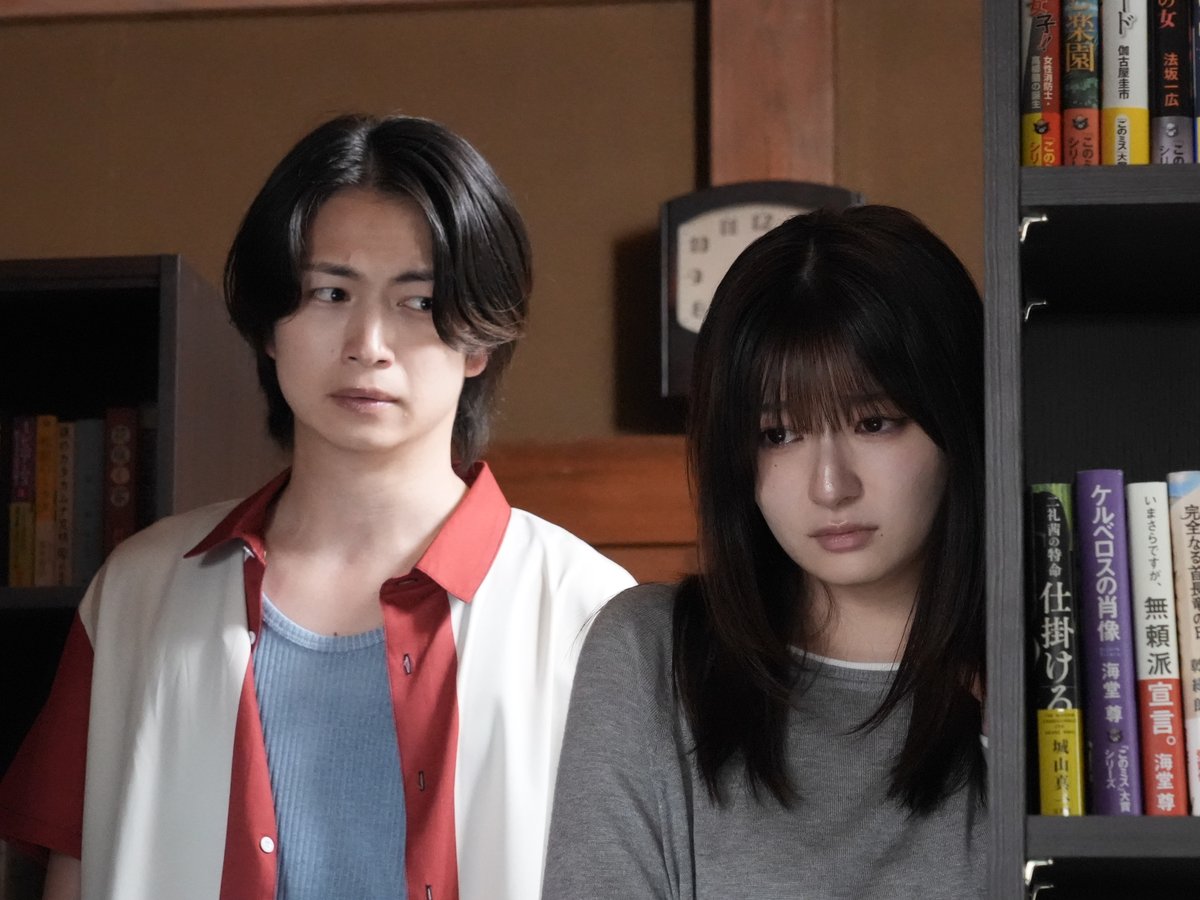 TVGweb's tweet photo. 吉川愛主演「名探偵のままでいて」
第4話が今夜放送📺

楓（吉川）を襲う
ストーカーの正体が判明⁉️

絶体絶命の中、祖父（奥田瑛二）の
推理が冴えわたる🔍

楓の悲しい過去を知った
四季（綱啓永）がまさかの行動に…
恋の三角関係にも急展開が💭

https://t.co/acHqg8P1RH

#名探偵のままでいて https://t.co/fdnrlwN4xs