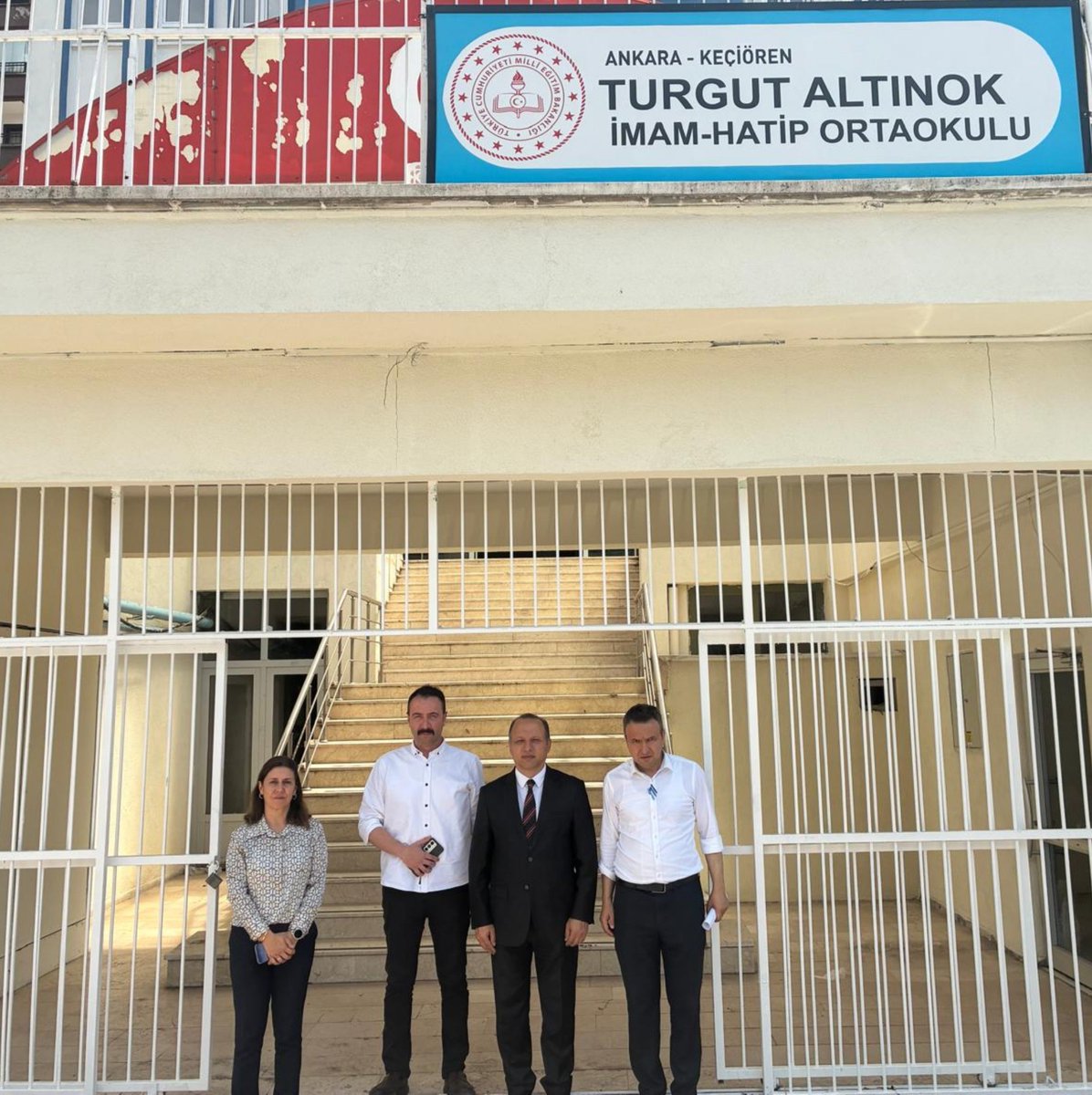 KeciorenMEM's tweet photo. İlçe Millî Eğitim Müdürümüz Sayın İbrahim Şahin, şube müdürlerimizle birlikte 2026-2027 eğitim öğretim yılı hazırlıkları kapsamında okullarımızı ziyaret etti.

Gerçekleştirilen saha ziyaretlerinde okullarımızın fiziki hazırlıkları, eğitim ortamlarının yeni eğitim öğretim yılına hazır hâle getirilmesine yönelik yürütülen çalışmalar ve ihtiyaçlar yerinde değerlendirildi. Okul yöneticileriyle istişarelerde bulunularak eğitim süreçlerine ilişkin planlamalar ele alındı.
 @ibrahimsah61 @Murat4Kucukali @MemAnkara @tcmeb