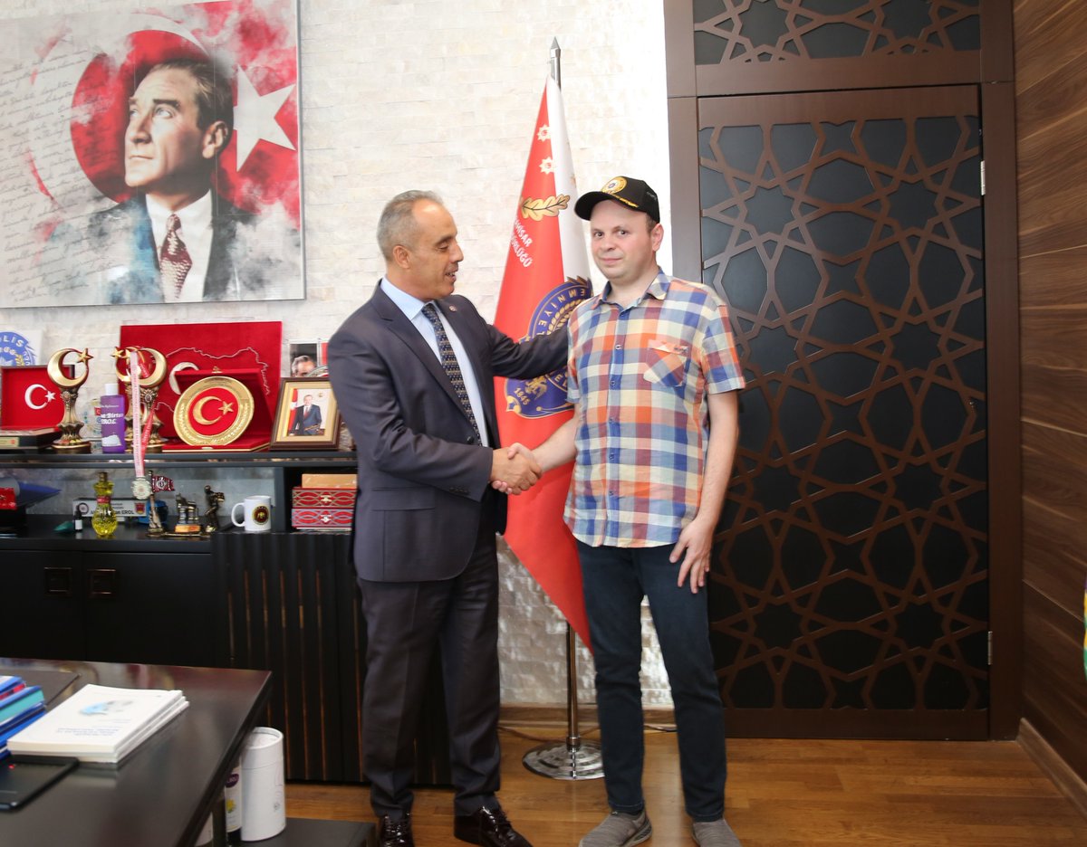 afyonemniyet's tweet photo. Özel evladımız Ali Osman Koru ve Annesi Fatma Koru, İl Emniyet Müdürümüz Sayın Ahmet Birtan EROL'u makamında ziyaret etti.

Nazik ziyaretleri için kendilerine teşekkür ederiz. Evladımız Ali Osman’a sevdikleriyle birlikte her zaman yüzünün güldüğü, sağlık, neşe ve huzur dolu bir ömür diliyoruz. Yolu, bahtı daima açık olsun.