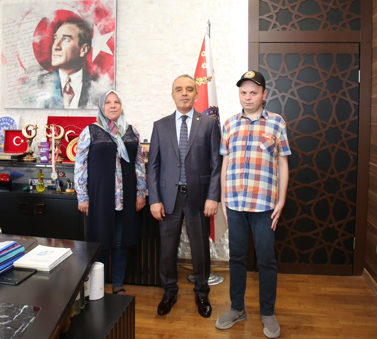 afyonemniyet's tweet photo. Özel evladımız Ali Osman Koru ve Annesi Fatma Koru, İl Emniyet Müdürümüz Sayın Ahmet Birtan EROL'u makamında ziyaret etti.

Nazik ziyaretleri için kendilerine teşekkür ederiz. Evladımız Ali Osman’a sevdikleriyle birlikte her zaman yüzünün güldüğü, sağlık, neşe ve huzur dolu bir ömür diliyoruz. Yolu, bahtı daima açık olsun.