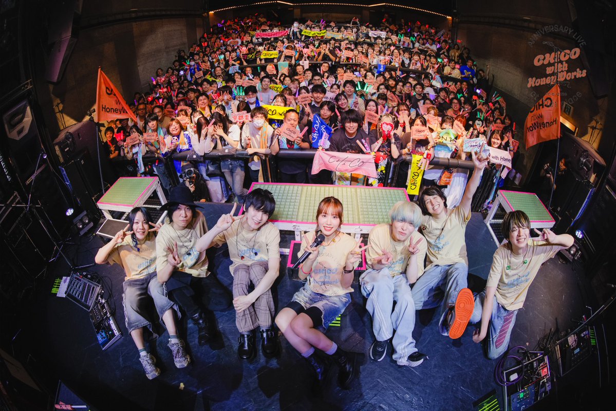 DrummerAtsuYuKi's tweet photo. CHiCO with HoneyWorks
『ANNiVERSARY LiVE 2026 -はじまりの場所で-』
@渋谷WWW

大好きなだぶだぶに帰ってこれた！
みんなの顔も声も、よく見えて聞こえて感極まってしまった…

この日のためのセトリをチコハニメンバーと心を込めて考えました。
ねえねえ、やばかったっしょ？！？！

そしてあつゆきがあつゆきに…
髪色が金青になったよ🍧

Photo by @hannah18oct