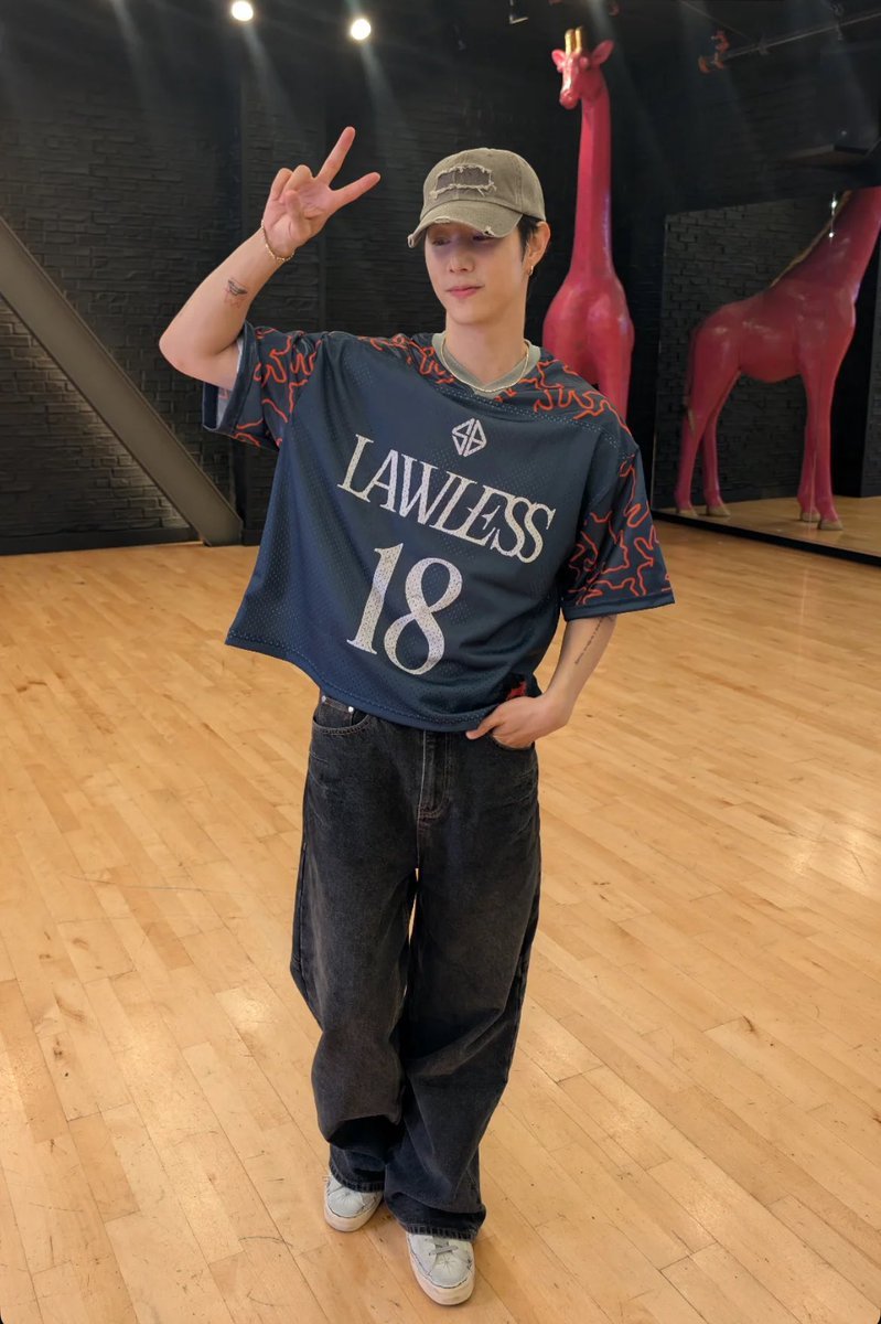woxihuanyien's tweet photo. Who'd have thought we'll see Mark wearing a merch from SB19 🤧 https://t.co/3SSy8xG30Y