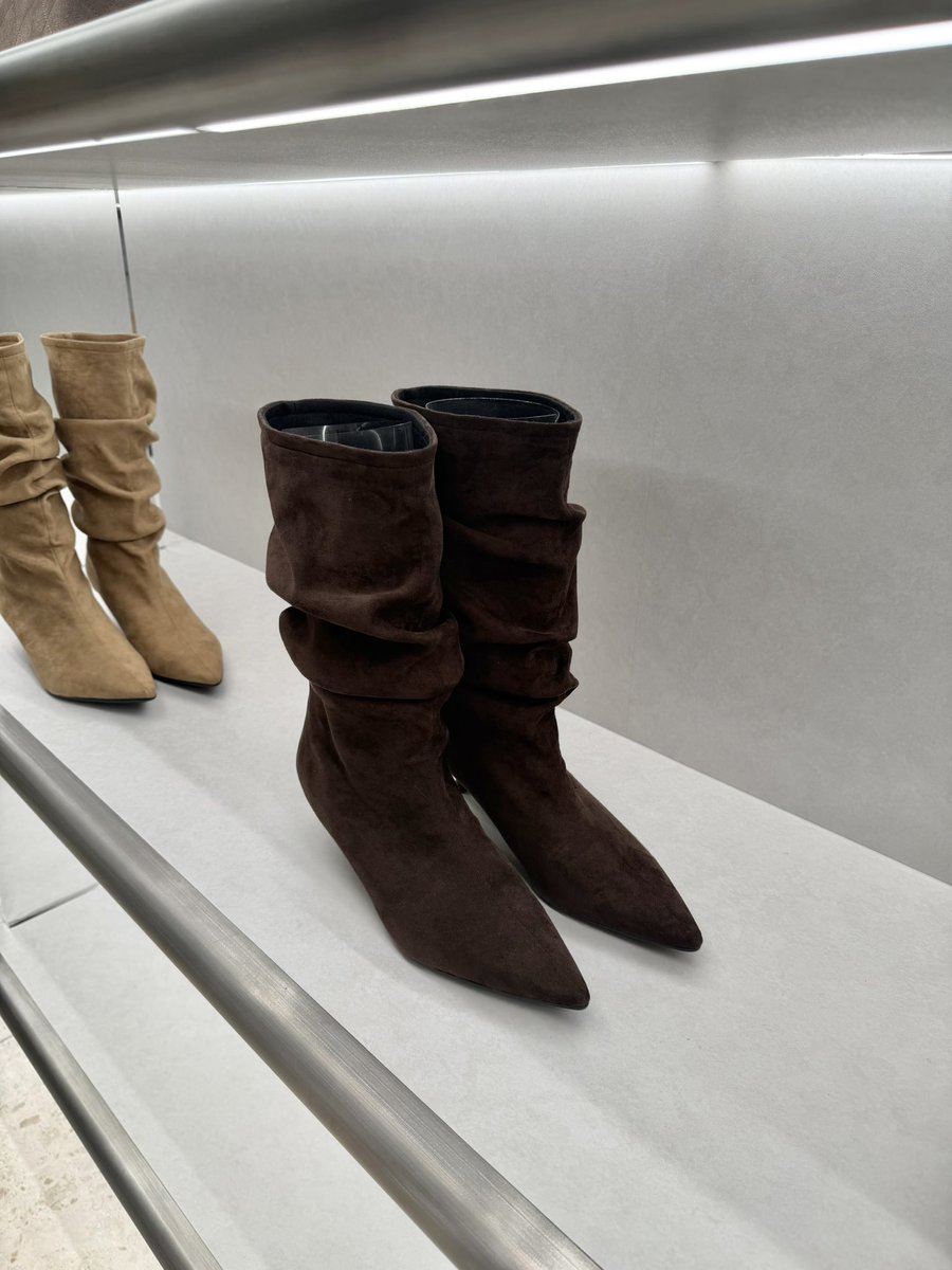 __o018hn_'s tweet photo. Charles＆Keithのこの秋の新作ブーツめちゃかわいい😭👢

膝下細長く見えて、ヒール高くないのにスタイル盛れて神🤩🙏🏻 https://t.co/uYlWHIqg1m