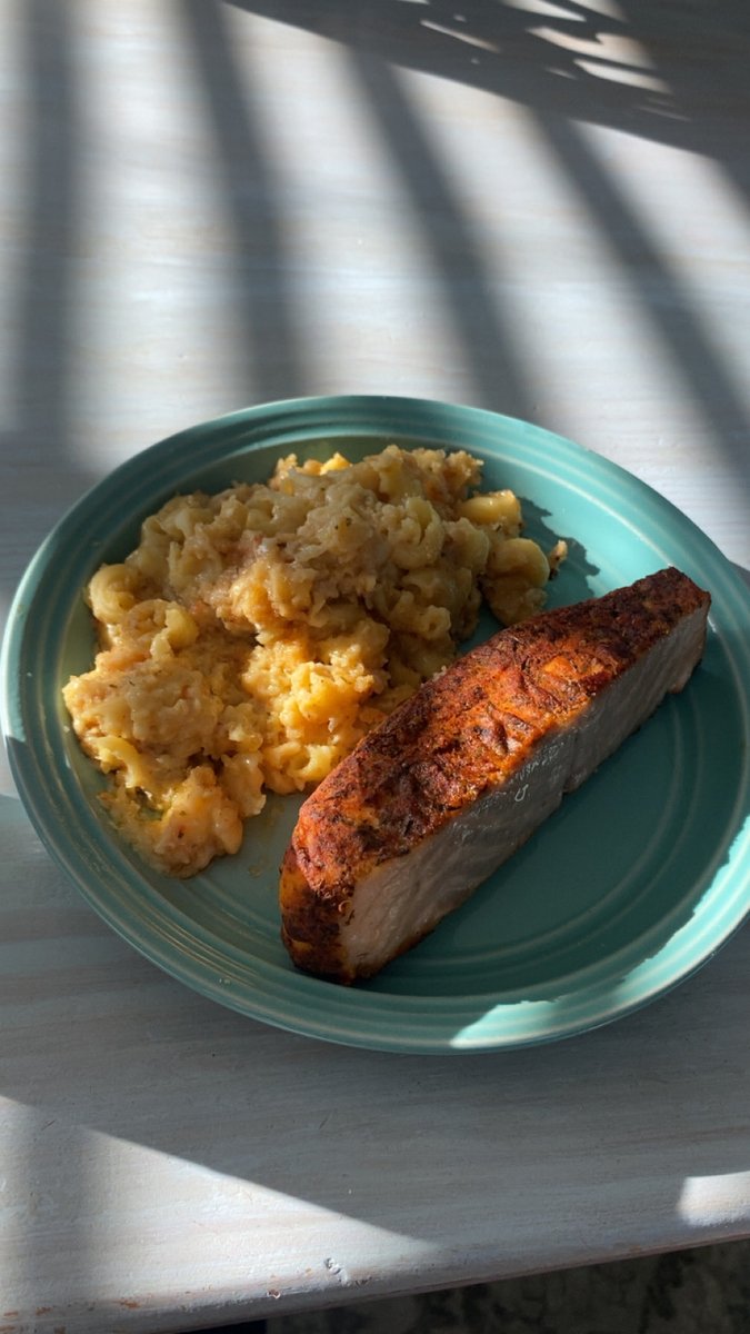 spooky_cigs's tweet photo. Last nights omad 
Salmon and Mac n cheese made by my gfs dad https://t.co/eqpyeyNYZj