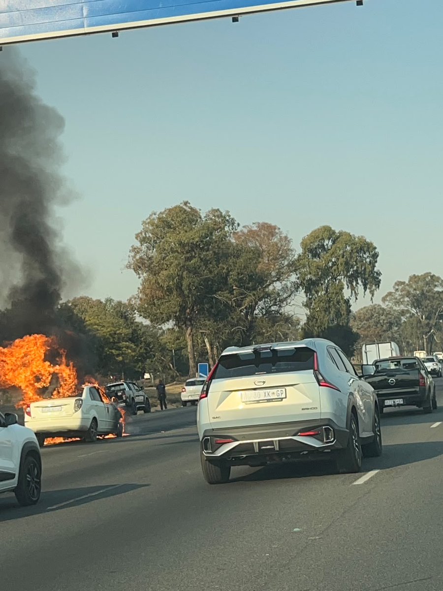 KayaNews's tweet photo. In Sunninghill we have reports of a vehicle on fire on the N1 North before the Buccleuch Interchange – two left lanes closed – major delays from Winnie Mandela Drive. TM
#KayaTraffic #JHBTraffic https://t.co/hmXvZu84rq