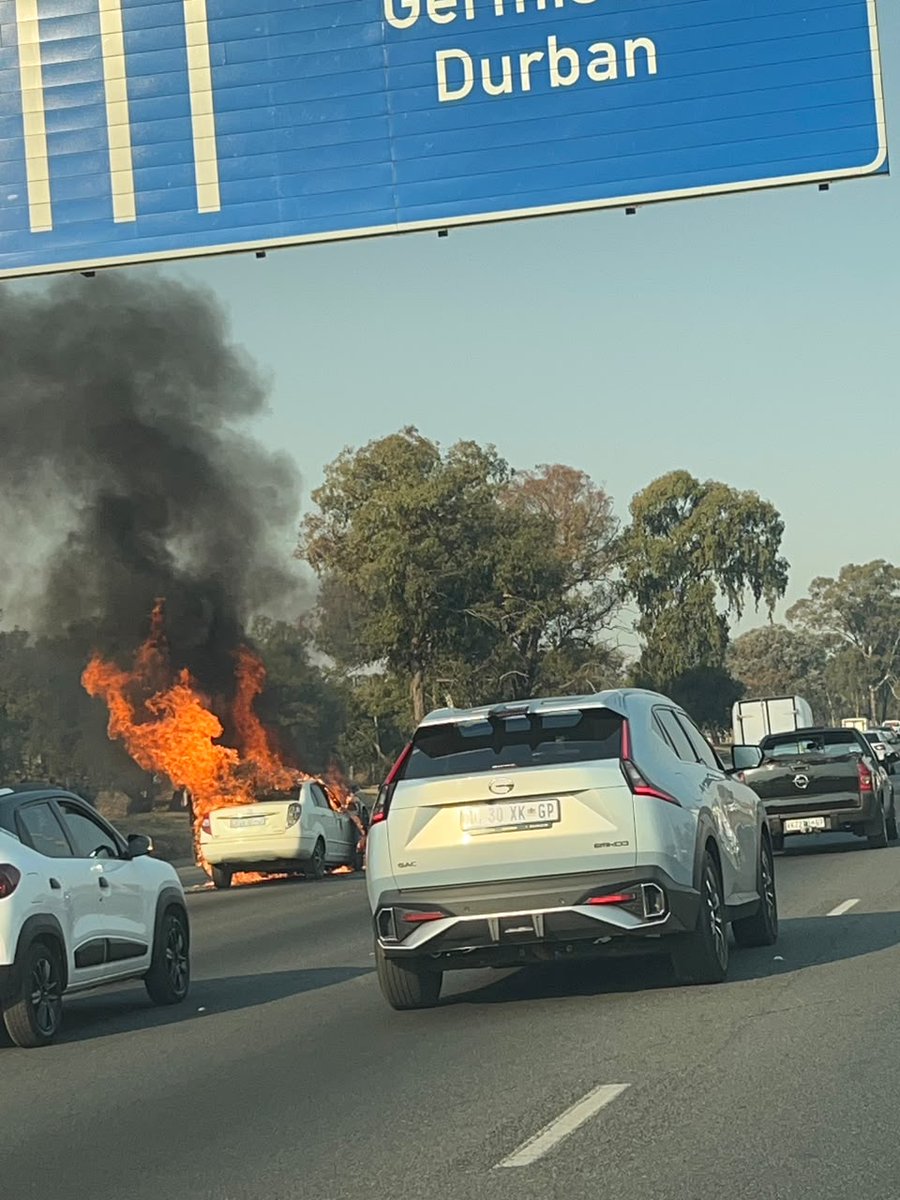 KayaNews's tweet photo. In Sunninghill we have reports of a vehicle on fire on the N1 North before the Buccleuch Interchange – two left lanes closed – major delays from Winnie Mandela Drive. TM
#KayaTraffic #JHBTraffic https://t.co/hmXvZu84rq