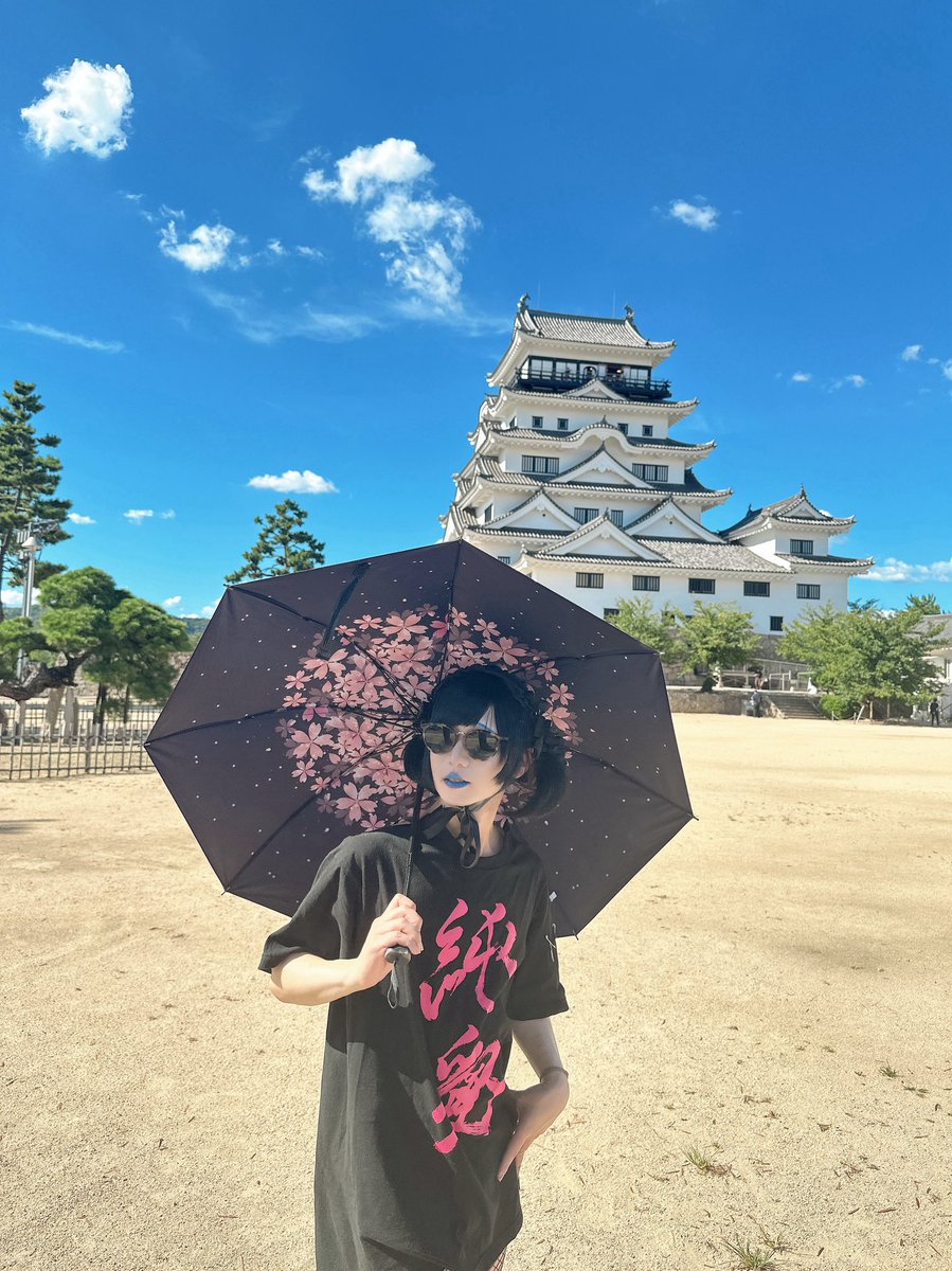 KUROMITSU_SAM's tweet photo. 福山ありがとう♡
今同じ時代を生きて、オレたちを愛してくれる人を、音楽を通して幸せに出来たら良いかなと思い〼😉
明日は岡山🍑
よろぴく民👯‍♀️

※写真はレディー・ガガ来日ではありません

#黒蜜47 https://t.co/BN2aBKSmN8