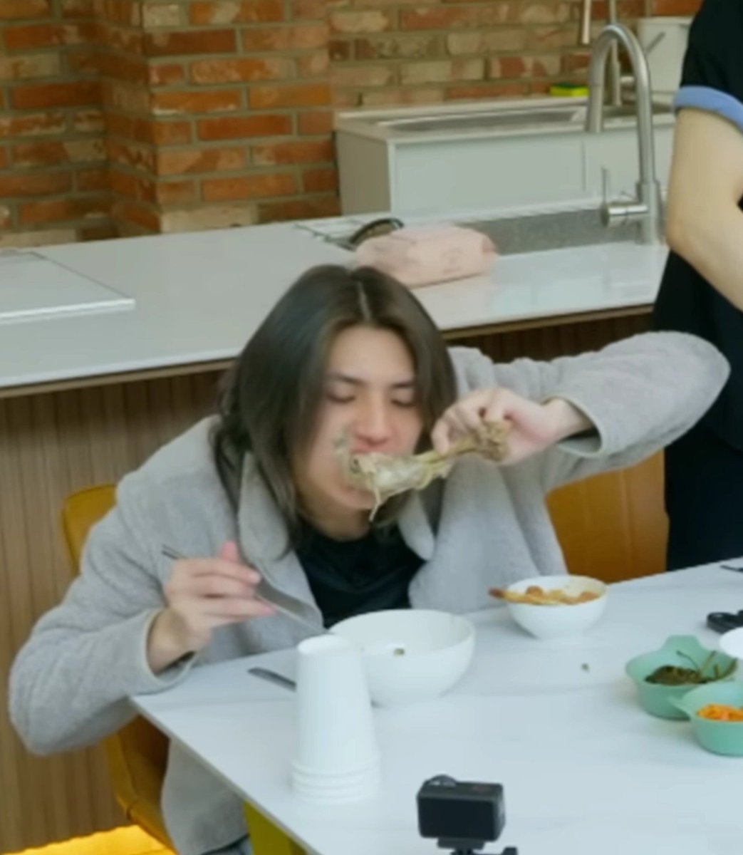 mjjajam's tweet photo. My biaswrecker:                              My bias: https://t.co/zdMVe5DO76