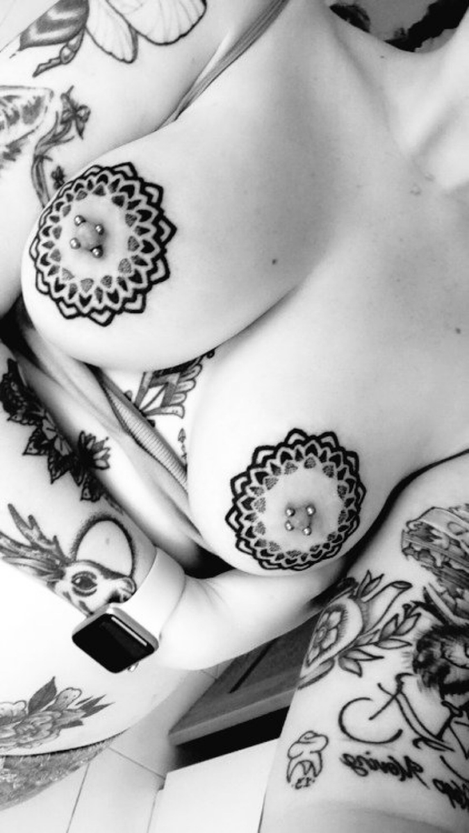 Gildas873305181's tweet photo. Quand le corps devient une galerie dβart.
#Tattoo #NipplePiercing #BodyArt #Ink #InkAddict #Mandala https://t.co/joSk1T9uof