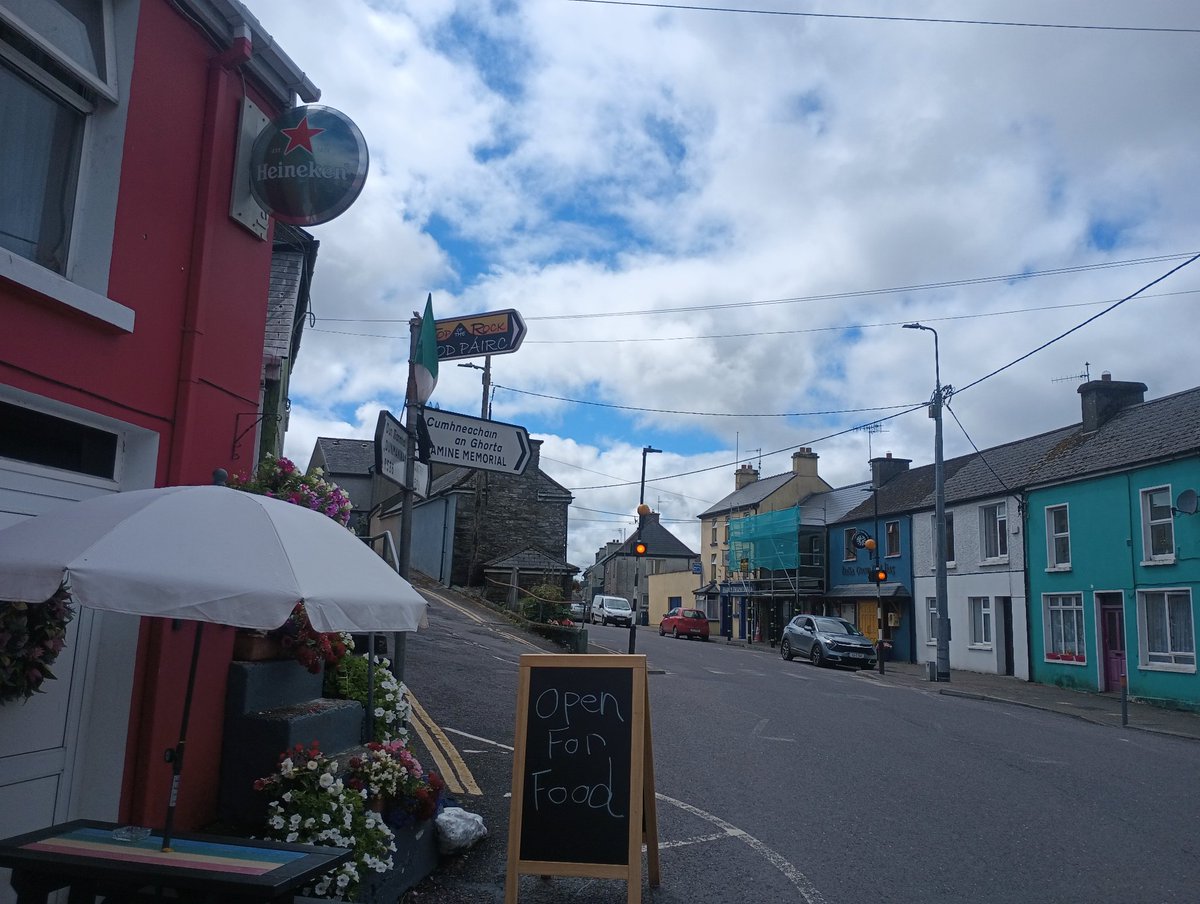 gauravsabnis's tweet photo. Dear Indian Infra bros,

These are tiny roads in West Cork in Ireland which gets 1200-2800 mm of rain every year.

They are all asphalt. No concrete roads. And hardly any potholes.

Stop glamorizing Fadnavis &amp; Gadkari who are robbing you blind to enrich their buddies. https://t.co/oLvQlCr9YX