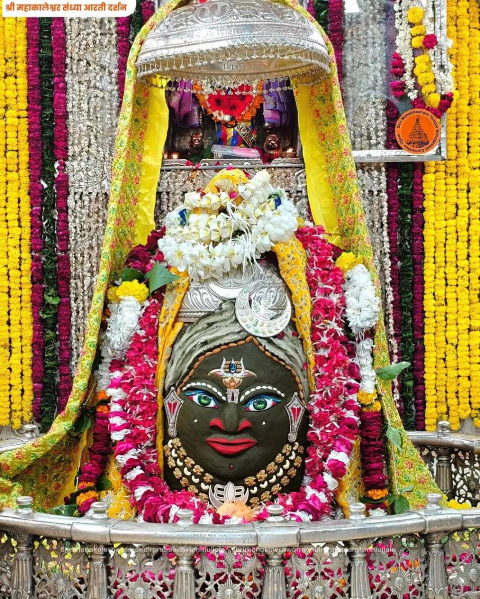 govind_bablu's tweet photo. 🙏🌹 *Jai ShreeMahakal*🌹🙏
*श्री महाकालेश्वर ज्योतिर्लिंग का संध्या आरती शृंगार दर्शन*
*06-08-2026 कण-कण में महादेव* https://t.co/O2TPrf3PCX