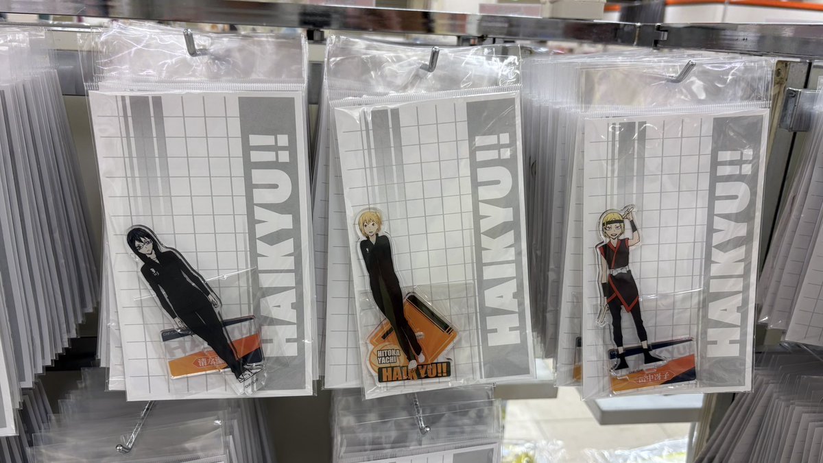 alcohol_enn's tweet photo. 【🛍頂ストアとりあえずレポ】
この世の全てのハイキュー!!グッズが売っていました(体感)。予算の3倍は持っておいた方がいいです。
マネちゃんズや監督グッズまである。
POPUPに飾られてて“これもグッズだったらいいのにー！”とほざいていたミニキャラパネルが買えるようになってて5度見した。

一番奥に“作中に出てきた”“キャラ達が使っていた”グッズがラスボスの如く待ち受けています。ここ本当に危険です⚠️💸
このゾーンまで来た瞬間に財布の紐は消え中身もなくなりました。
もう一度言います。
ここ本当に危険です💸

描き下ろしがある上に、展示も多い上に
“このグッズが欲しかった‼️”が全て手に入る神POPUP。
覚悟して参戦すべし。
🪽予算の4倍の散財したオタクより🪦🪽

※グッズ多すぎて時間全然足りなかったので
展示を見る・写真を撮る日と
グッズをじっくり見て買う日で2回行くのがおすすめです😂😂
#ハイキュー #頂ストア