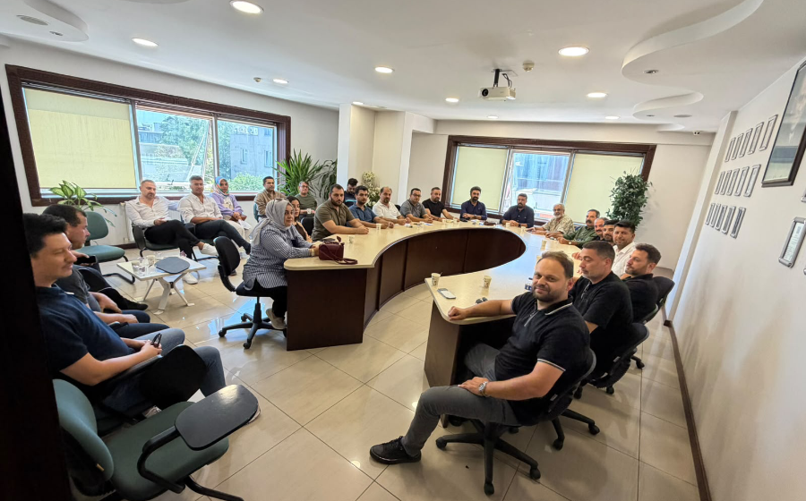 tmmobjmo's tweet photo. GAZİANTEP İL TEMSİLCİLİĞİ ZİYARET EDİLDİ

Odamızın Merkeze bağlı İl Temsilciliklerinde yürüttüğü temayül yoklamaları kapsamında Gaziantep`te meslektaşlarımızla bir araya gelinerek görüş ve değerlendirmeleri alındı.

Gerçekleştirilen toplantılarda meslektaşlarımızın öneri, beklenti ve değerlendirmeleri dinlenirken, Odamızın önümüzdeki dönemde yürüteceği çalışmalar hakkında da karşılıklı görüş alışverişinde bulunuldu. Katılımcı ve demokratik bir anlayışla gerçekleştirilen buluşmalarda, mesleğimizin ve örgütlülüğümüzün güçlendirilmesine yönelik öneriler değerlendirildi.

Temayül yoklamalarının yürütülmesinde emek ve katkı sunan Gaziantep İl Temsilciliğimizde görev yapan tüm çalışma arkadaşlarımıza özverili emekleri ve samimi misafirperverlikleri için teşekkür ederiz.

Yeni dönemde görevini devredecek olan İl Temsilcimiz Mehmet Emin Yılmaz`a, görev süresi boyunca Odamıza sunduğu değerli katkılar ve özverili çalışmaları için teşekkür ediyor; yeni dönemde görev alacak Gaziantep İl Temsilciliği Yönetimine başarılar diliyoruz.

Meslektaşlarımızın görüş ve katkılarıyla Odamızın demokratik, katılımcı ve ortak akla dayalı çalışma anlayışını güçlendirmeye; meslektaşlarımızla dayanışma içinde çalışmalarımızı sürdürmeye devam edeceğiz.

TMMOB Jeoloji Mühendisleri Odası
Yönetim Kurulu

https://t.co/jpayad1fR3