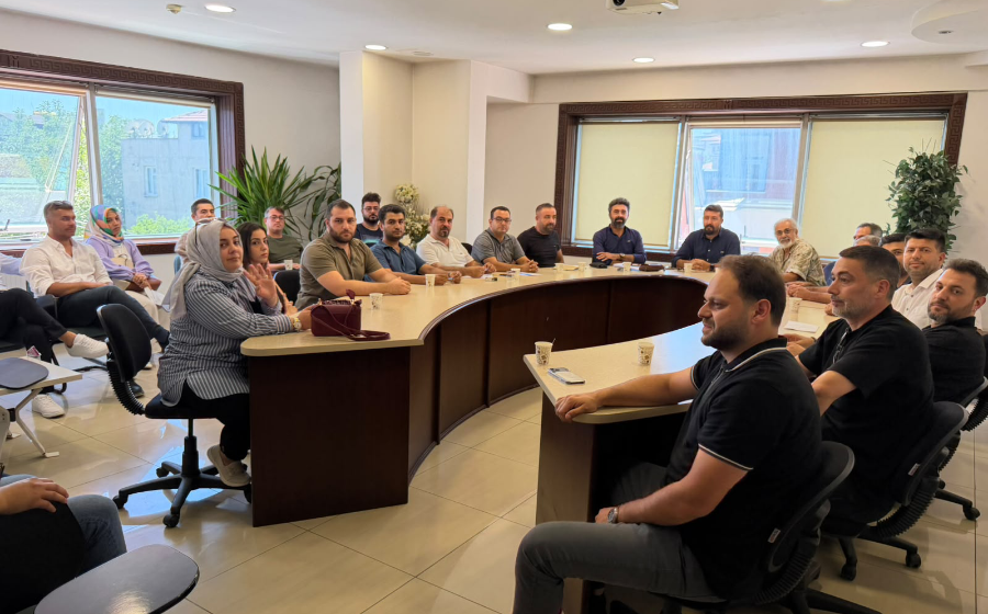 tmmobjmo's tweet photo. GAZİANTEP İL TEMSİLCİLİĞİ ZİYARET EDİLDİ

Odamızın Merkeze bağlı İl Temsilciliklerinde yürüttüğü temayül yoklamaları kapsamında Gaziantep`te meslektaşlarımızla bir araya gelinerek görüş ve değerlendirmeleri alındı.

Gerçekleştirilen toplantılarda meslektaşlarımızın öneri, beklenti ve değerlendirmeleri dinlenirken, Odamızın önümüzdeki dönemde yürüteceği çalışmalar hakkında da karşılıklı görüş alışverişinde bulunuldu. Katılımcı ve demokratik bir anlayışla gerçekleştirilen buluşmalarda, mesleğimizin ve örgütlülüğümüzün güçlendirilmesine yönelik öneriler değerlendirildi.

Temayül yoklamalarının yürütülmesinde emek ve katkı sunan Gaziantep İl Temsilciliğimizde görev yapan tüm çalışma arkadaşlarımıza özverili emekleri ve samimi misafirperverlikleri için teşekkür ederiz.

Yeni dönemde görevini devredecek olan İl Temsilcimiz Mehmet Emin Yılmaz`a, görev süresi boyunca Odamıza sunduğu değerli katkılar ve özverili çalışmaları için teşekkür ediyor; yeni dönemde görev alacak Gaziantep İl Temsilciliği Yönetimine başarılar diliyoruz.

Meslektaşlarımızın görüş ve katkılarıyla Odamızın demokratik, katılımcı ve ortak akla dayalı çalışma anlayışını güçlendirmeye; meslektaşlarımızla dayanışma içinde çalışmalarımızı sürdürmeye devam edeceğiz.

TMMOB Jeoloji Mühendisleri Odası
Yönetim Kurulu

https://t.co/jpayad1fR3