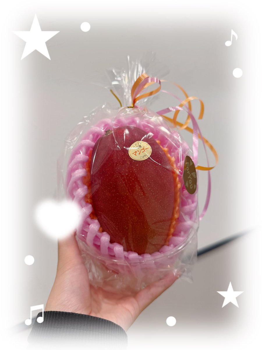 3buEllenchan's tweet photo. 昨日の差し入れも🥭✨️✨️
スタバのカード会う度に毎回くれて、しれっと使ったらとんでもない金額入ってたりする(笑)ストックもまだ沢山あるし一生スタバに困らないありがとう💛(笑)
ずっとえれんに食べてほしい！って言ってた念願のシュークリーム！ほっぺた落ちかけた🤤共有してくれてありがとう💛 https://t.co/wR55Ujv3Mo