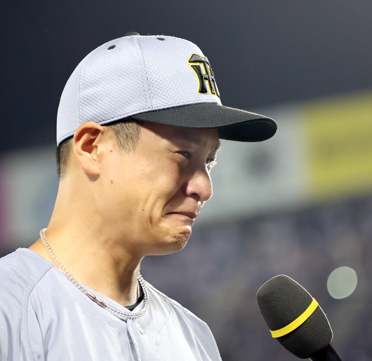 dailytigers2026's tweet photo. 大竹選手は大粒の涙を流して故郷熊本への想いを語りました。「こういうことがあったから何かが変わるのはおかしいと思う」と、なるべく自然体でいようと心がけましたが「なじみのあるイオンモールとか、亡くなった人もたくさんいますし、そういうところを考えるとそういう感じ（涙）になってしまった」 https://t.co/2aDuAjSlzK