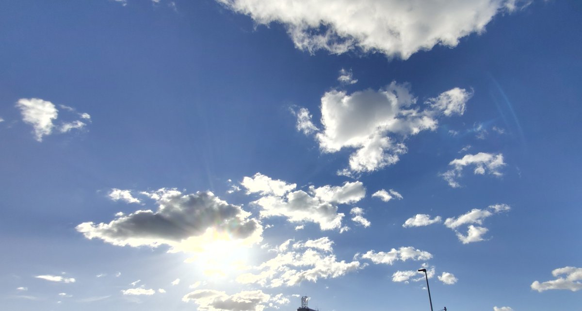 yipersonal's tweet photo. 広島に原子爆弾が投下されてから81回目の8月6日。
当時の朝は雲1つない晴天だったそうです。
投下される直前まで今の私達と変わらない、いつもの日常を過ごしていらした方々が生きていた…
この晴天が黒い雲に覆われることのない世界を維持してゆくことが使命だと実感。

心より哀悼の意を表します。 https://t.co/XuPqppgJpv