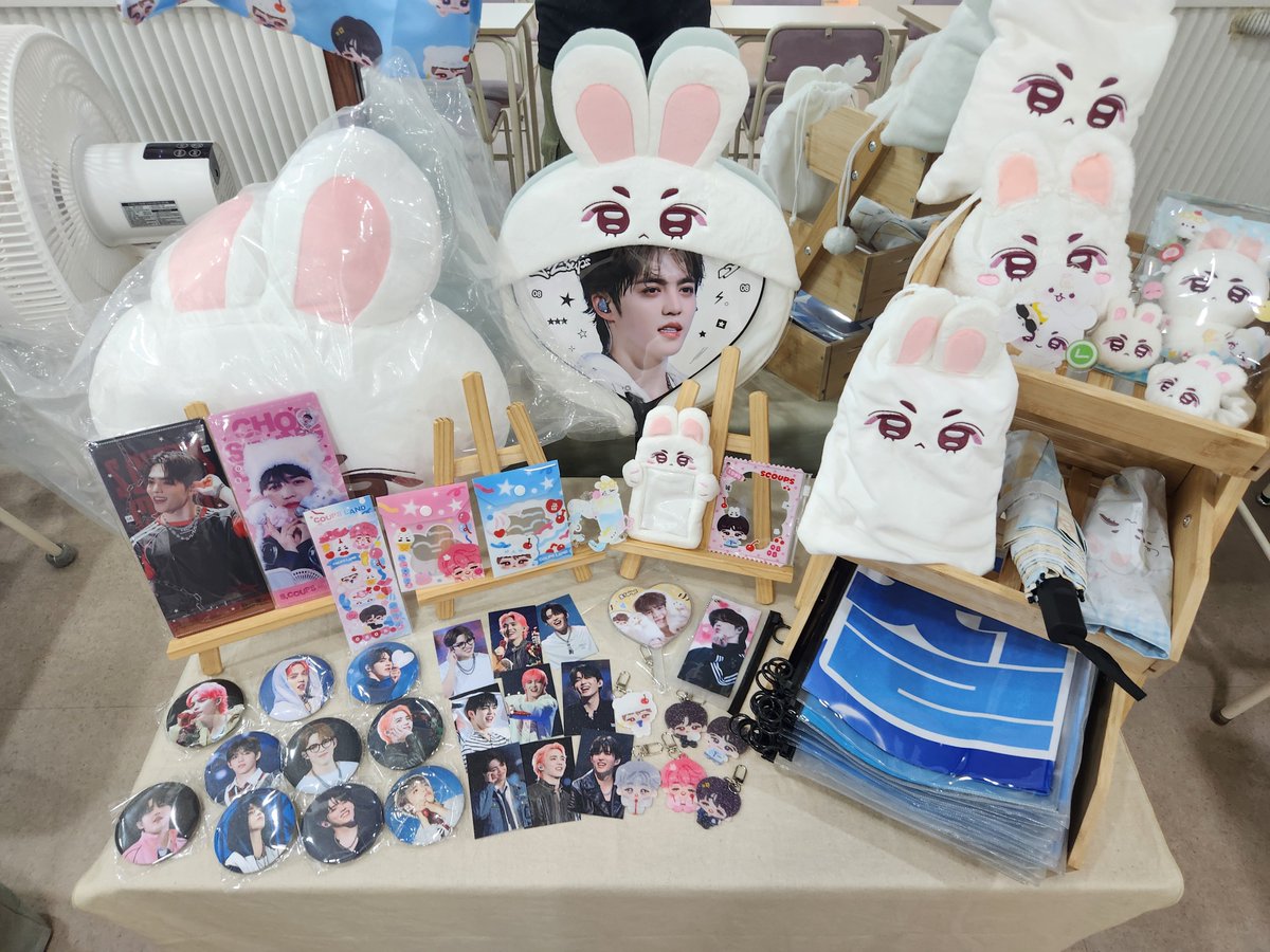_drone_kim_'s tweet photo. 📍 델루나 카페 &amp; 갤러리
#쿱스생카
#DAYDREAM_COUPS

처음으로 3등 뽑아본 앙앙절 첫생카..ෆ 
만뚜들 하나같이 다 너무 귀엽구 액자는 또 얼마나 이쁜지 보자마자 재입덕 해부려😍
액자야 기달려..일요일에 또 갈려니깐(˶> <˶) https://t.co/iR9ZkO78Ag